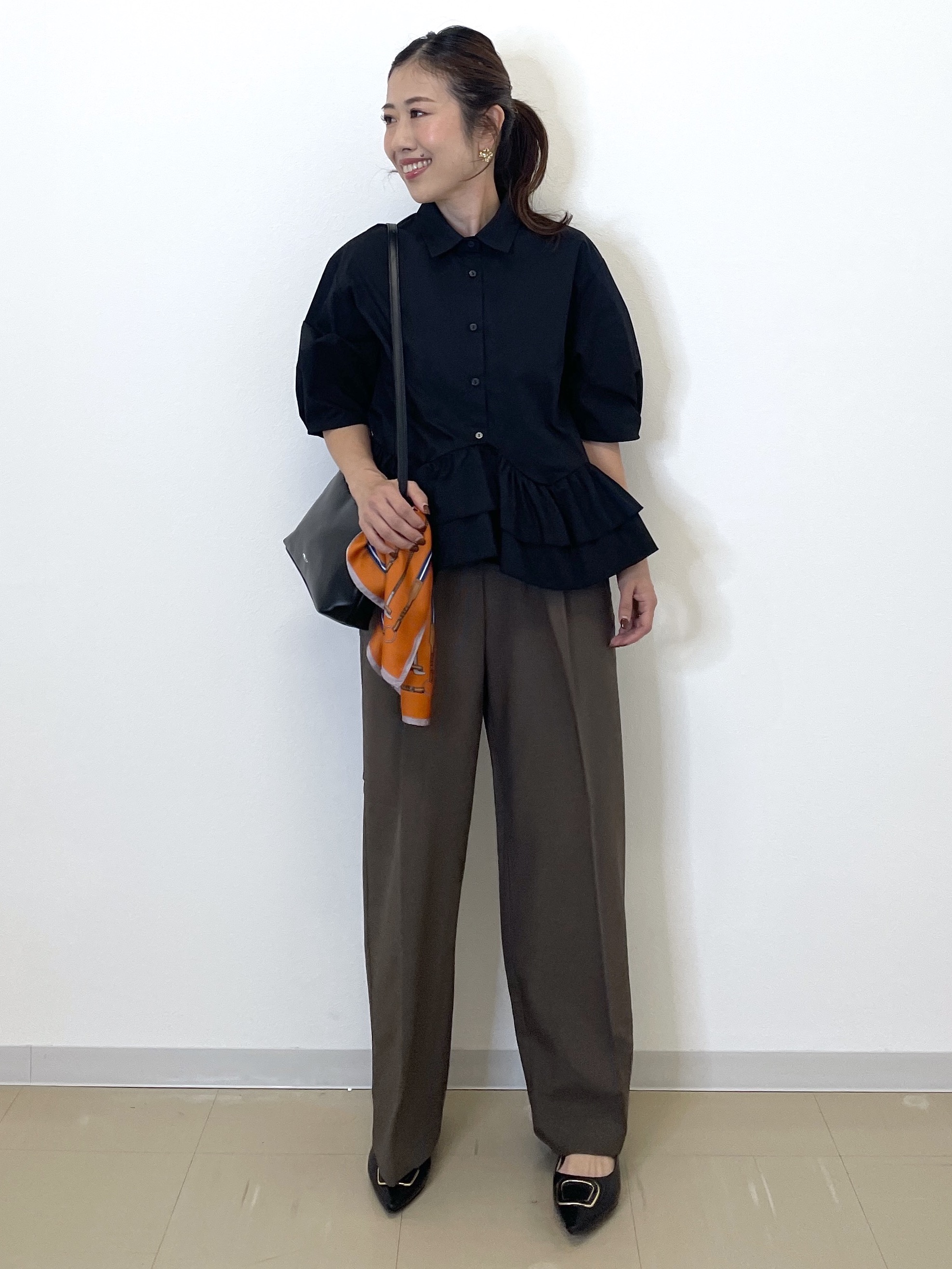 Akiさんの「OPAQUE.CLIP｜【森絵梨佳さん着用】裾ラッフルデザインブラウス《洗濯機OK》」を使ったコーディネート