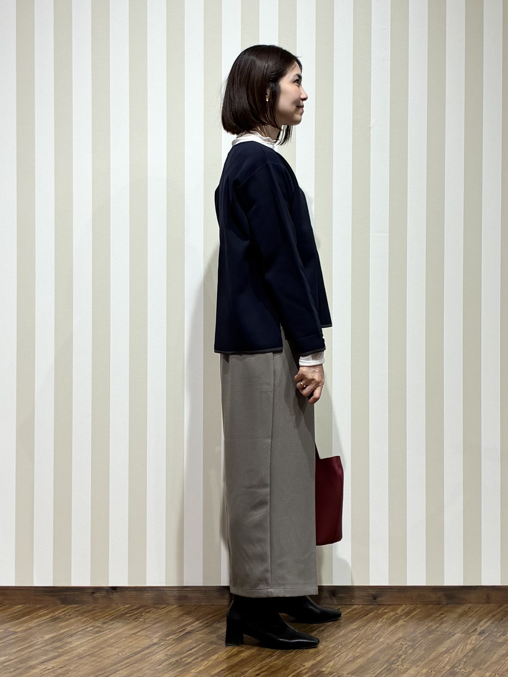 SAOさんの「SHOO･LA･RUE｜【洗濯機可/S-LL】抜け感ある着こなしに 金ボタン付き スポンディッシュ クルーネックニット」を使ったコーディネート