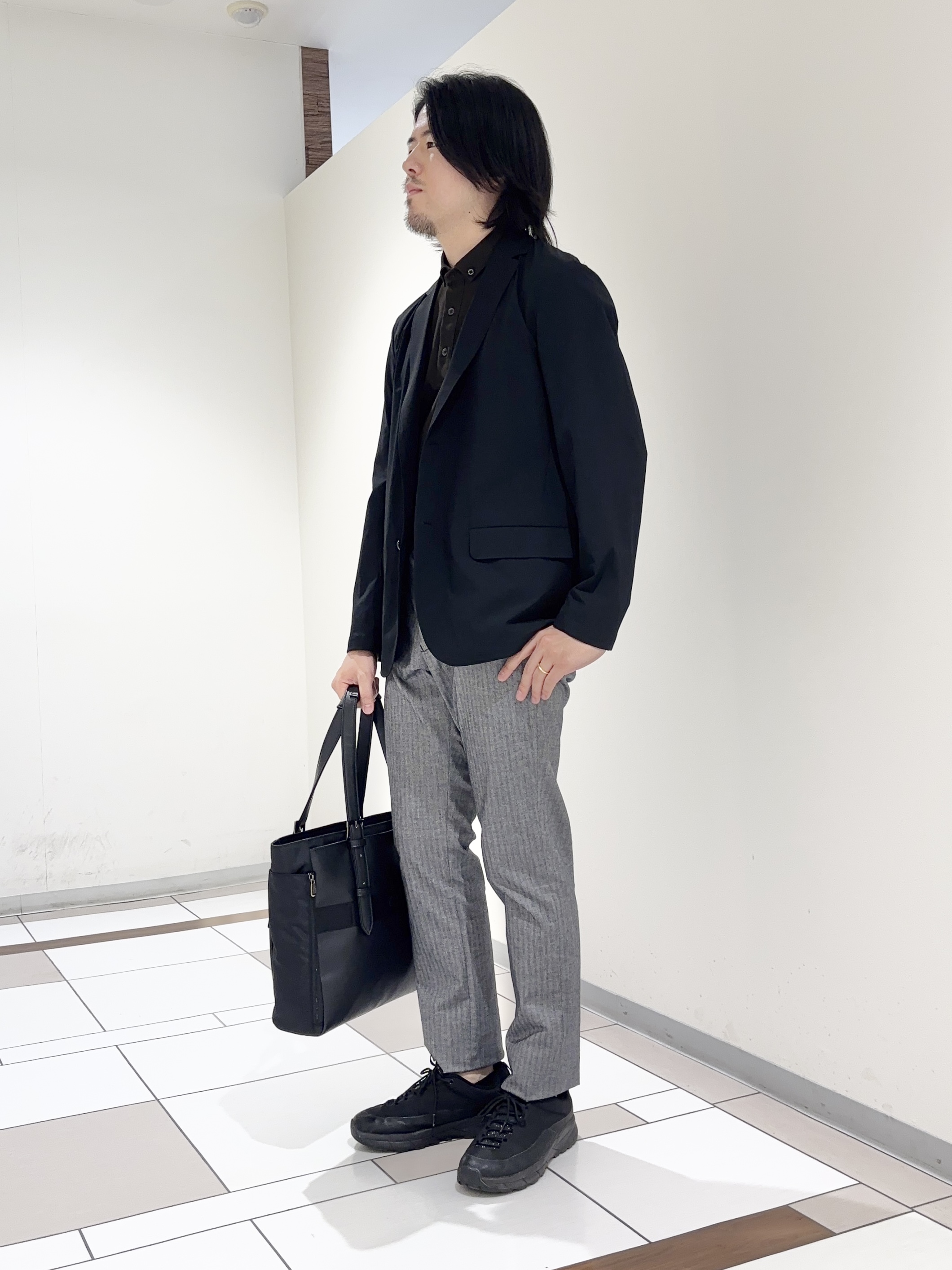 及川さんの「TAKEO KIKUCHI｜3Dナイロンストレッチ ジャケット」を使ったコーディネート
