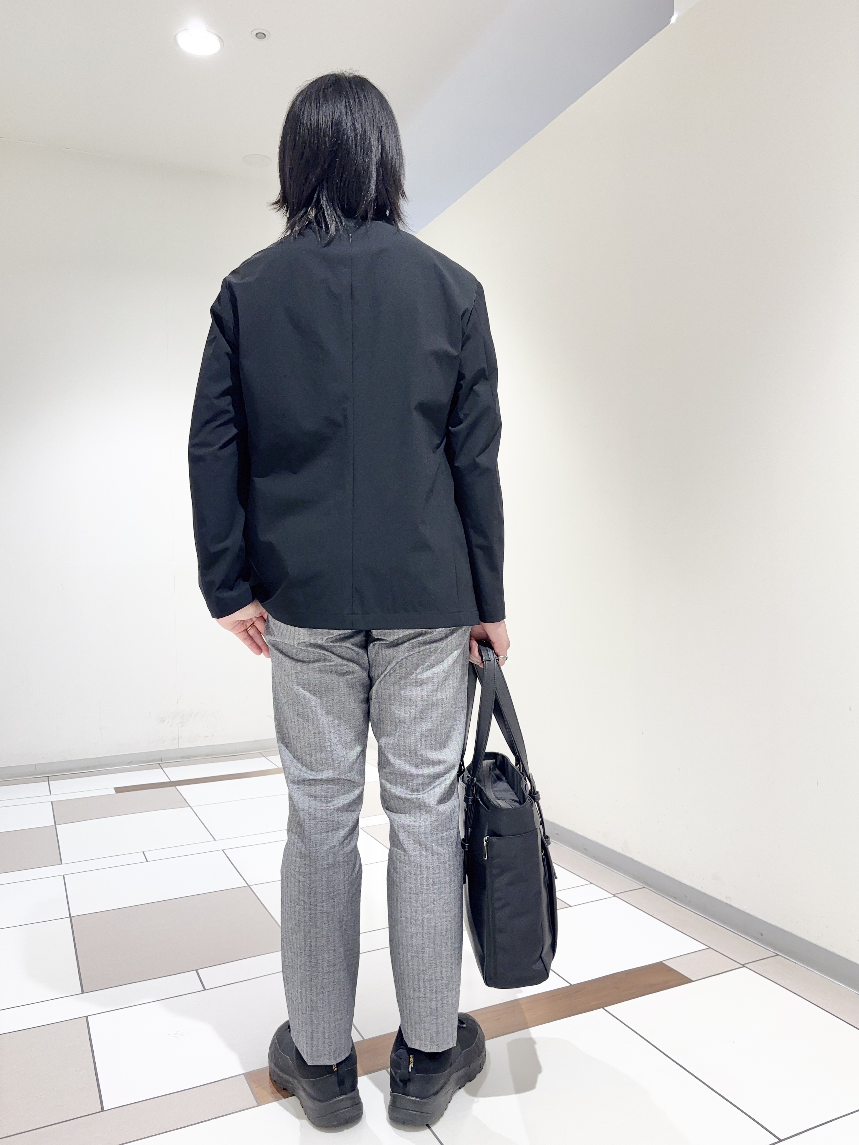 及川さんの「TAKEO KIKUCHI｜3Dナイロンストレッチ ジャケット」を使ったコーディネート