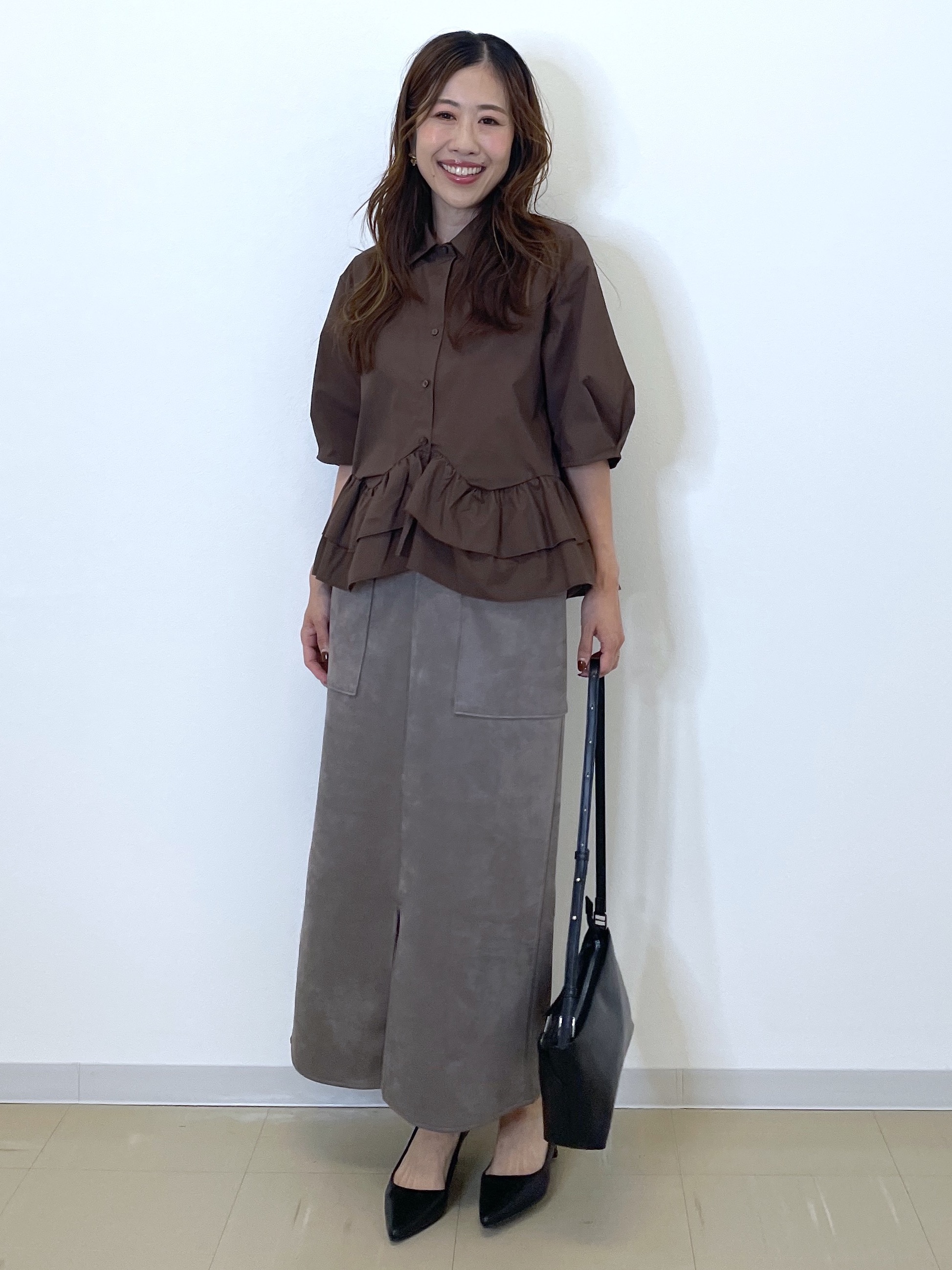 Akiさんの「OPAQUE.CLIP｜【森絵梨佳さん着用】裾ラッフルデザインブラウス《洗濯機OK》」を使ったコーディネート