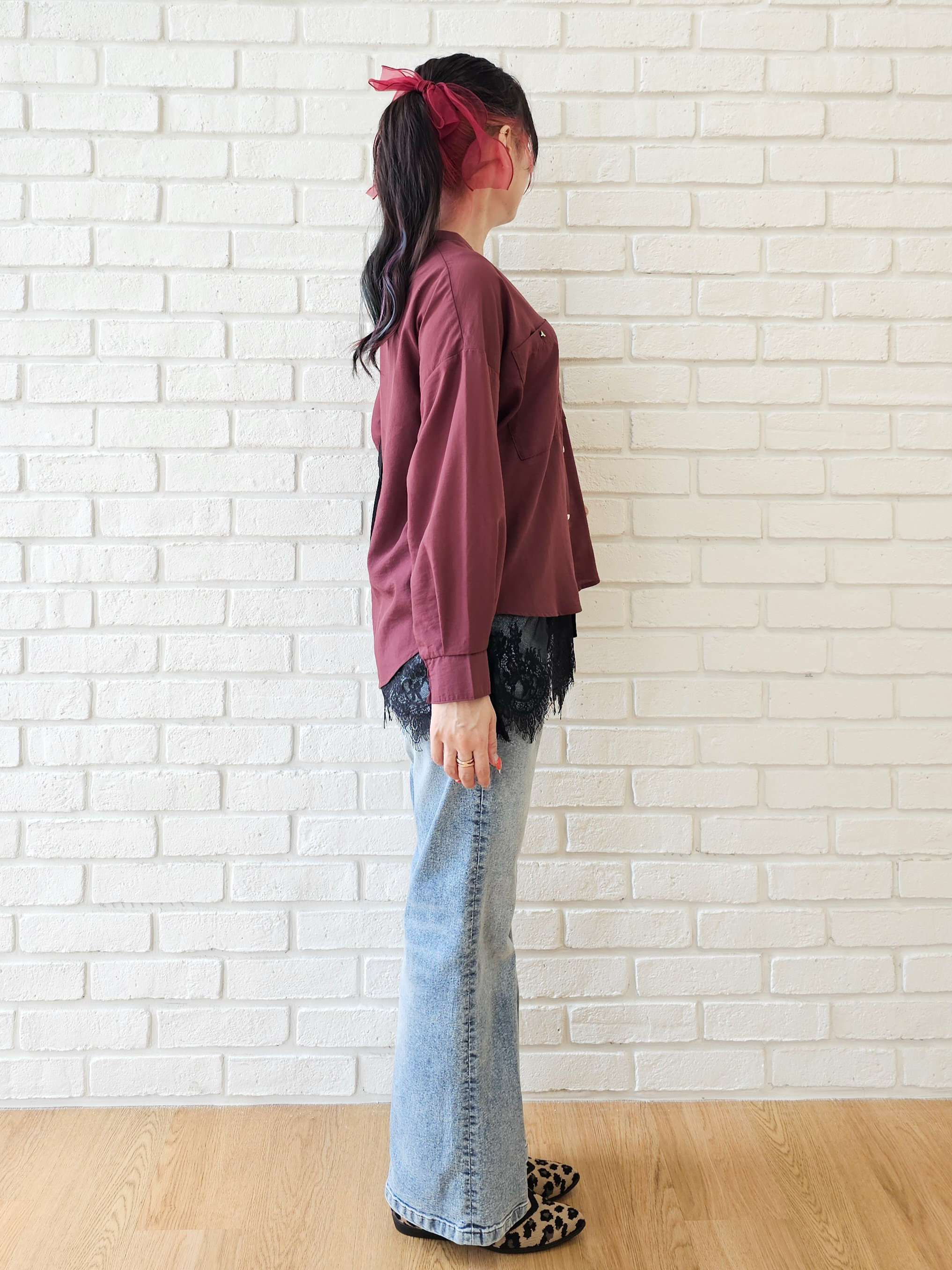 ゆゆさんの「SHOO･LA･RUE｜【洗濯後しわになりにくい/S-LL】こなれ見え ゆるっと キーネック金ボタンポケットシャツ」を使ったコーディネート