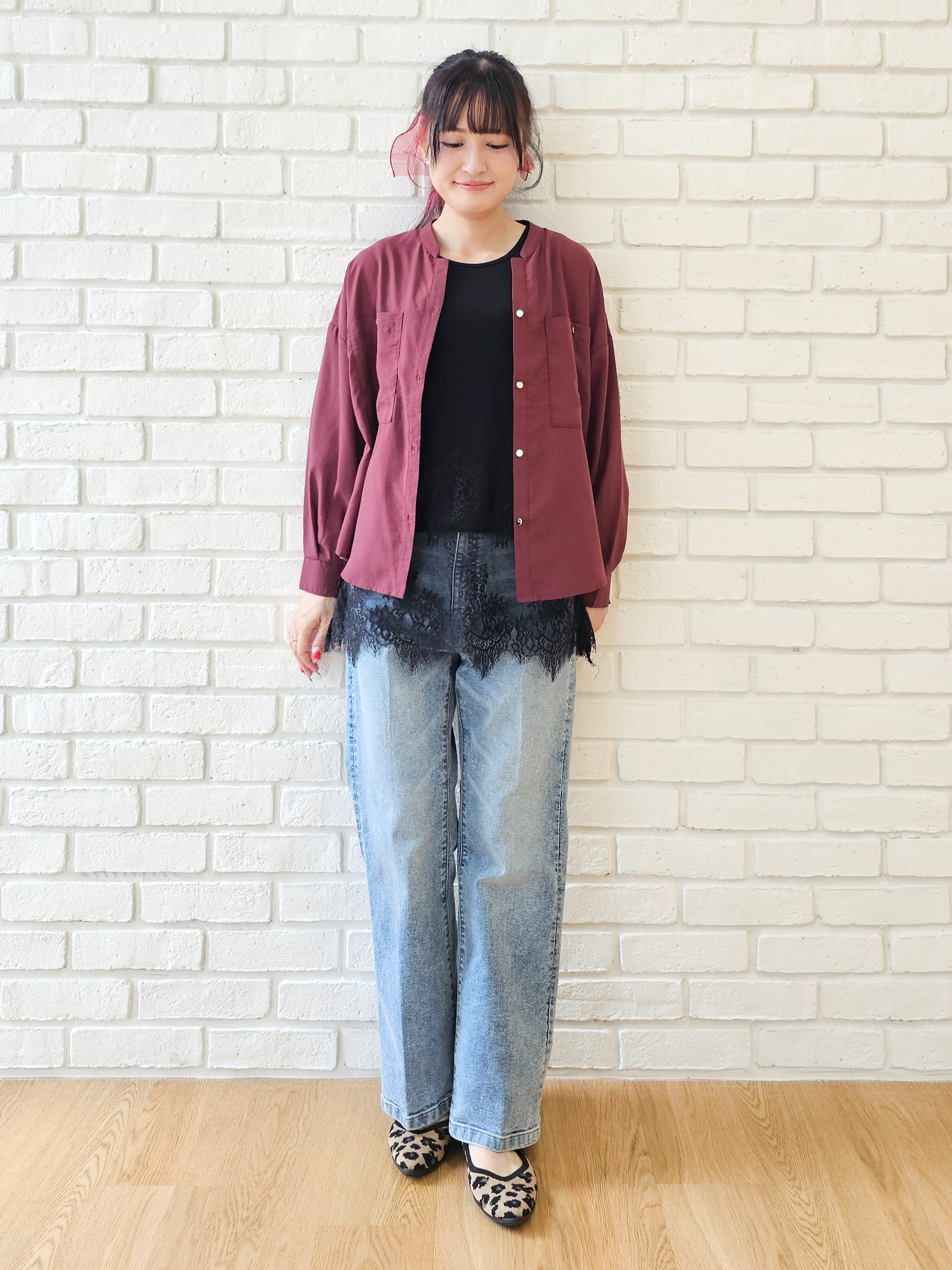 ゆゆさんの「SHOO･LA･RUE｜【洗濯後しわになりにくい/S-LL】こなれ見え ゆるっと キーネック金ボタンポケットシャツ」を使ったコーディネート