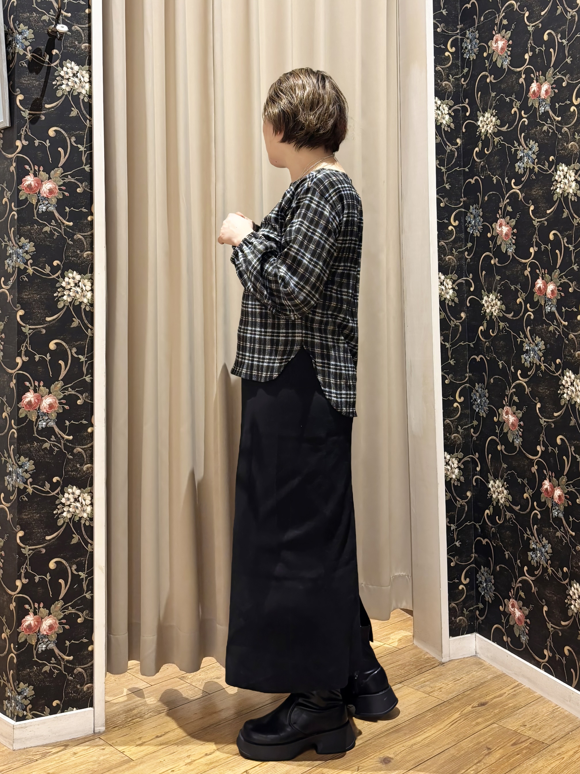 たみさんの「SHOO･LA･RUE｜【洗濯機可】重ねるだけで華やかに。ポンポンシャギーベスト」を使ったコーディネート