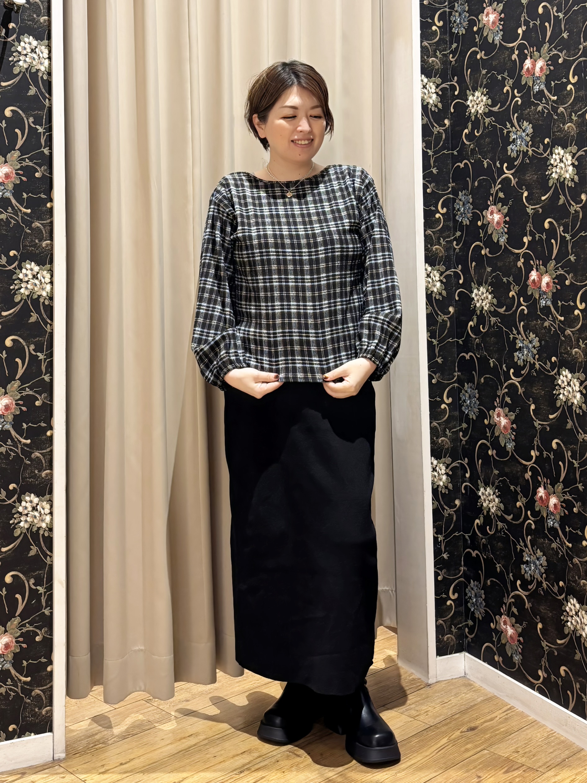 たみさんの「SHOO･LA･RUE｜【洗濯機可】重ねるだけで華やかに。ポンポンシャギーベスト」を使ったコーディネート