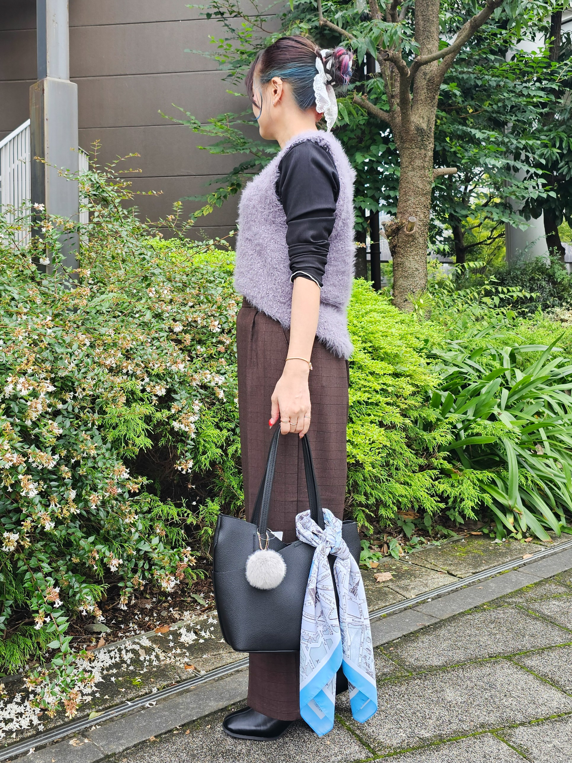 ゆゆさんの「SHOO･LA･RUE｜【洗濯機可】重ねるだけで華やかに。ポンポンシャギーベスト」を使ったコーディネート