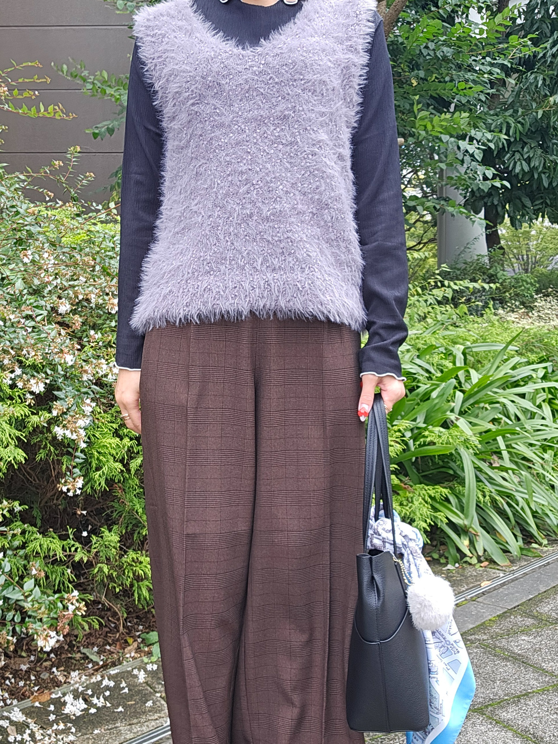 ゆゆさんの「SHOO･LA･RUE｜【洗濯機可】重ねるだけで華やかに。ポンポンシャギーベスト」を使ったコーディネート