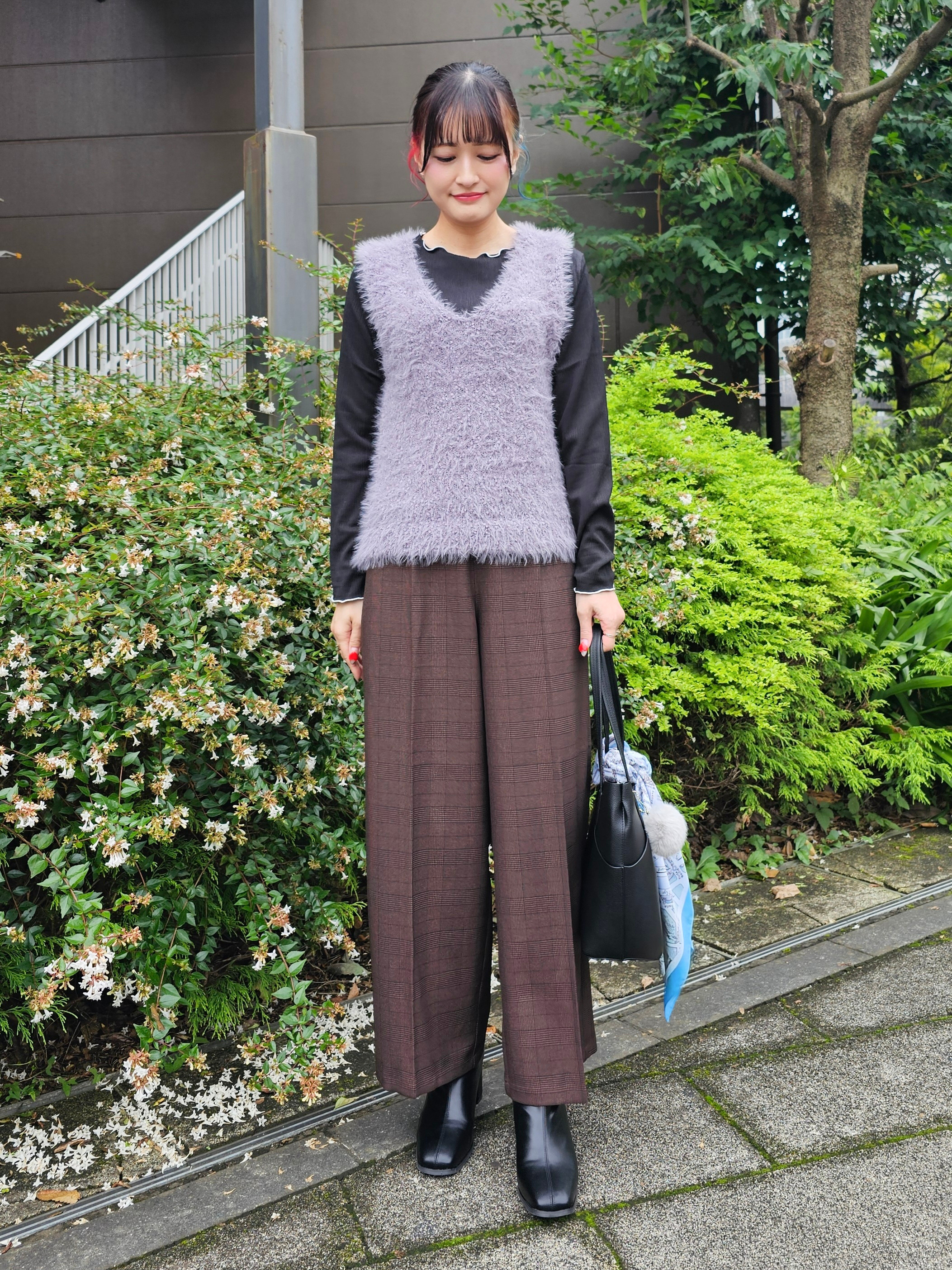 ゆゆさんの「SHOO･LA･RUE｜【洗濯機可】重ねるだけで華やかに。ポンポンシャギーベスト」を使ったコーディネート