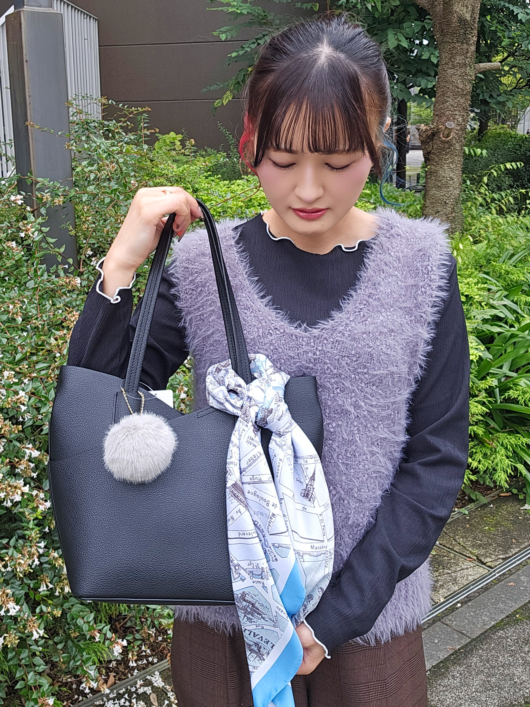 ゆゆさんの「SHOO･LA･RUE｜【洗濯機可】重ねるだけで華やかに。ポンポンシャギーベスト」を使ったコーディネート