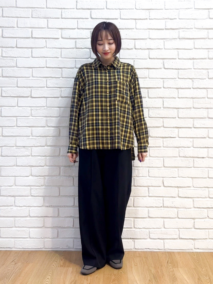 𝐜𝐡𝐢𝐤𝐚さんの「SHOO･LA･RUE｜【洗濯後しわになりにくい/S-LL】気分で選ぶ 大人のデイリー使いに ベーシックシャツ」を使ったコーディネート