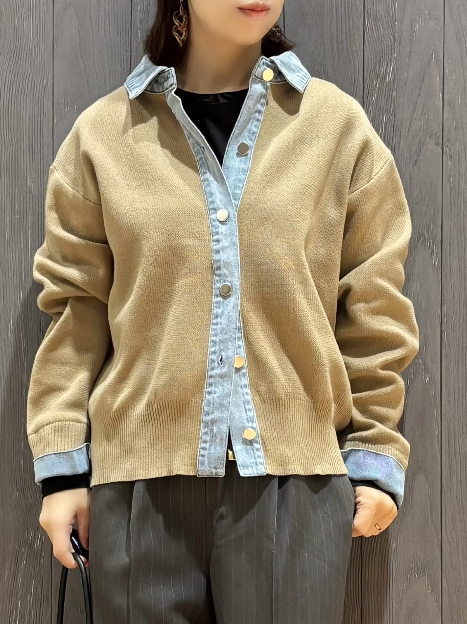 meiさんの「SHOO･LA･RUE｜【S-LL/洗濯機可】デニム／チェック切替でこなれ見え 金ボタンニットカーディガン」を使ったコーディネート