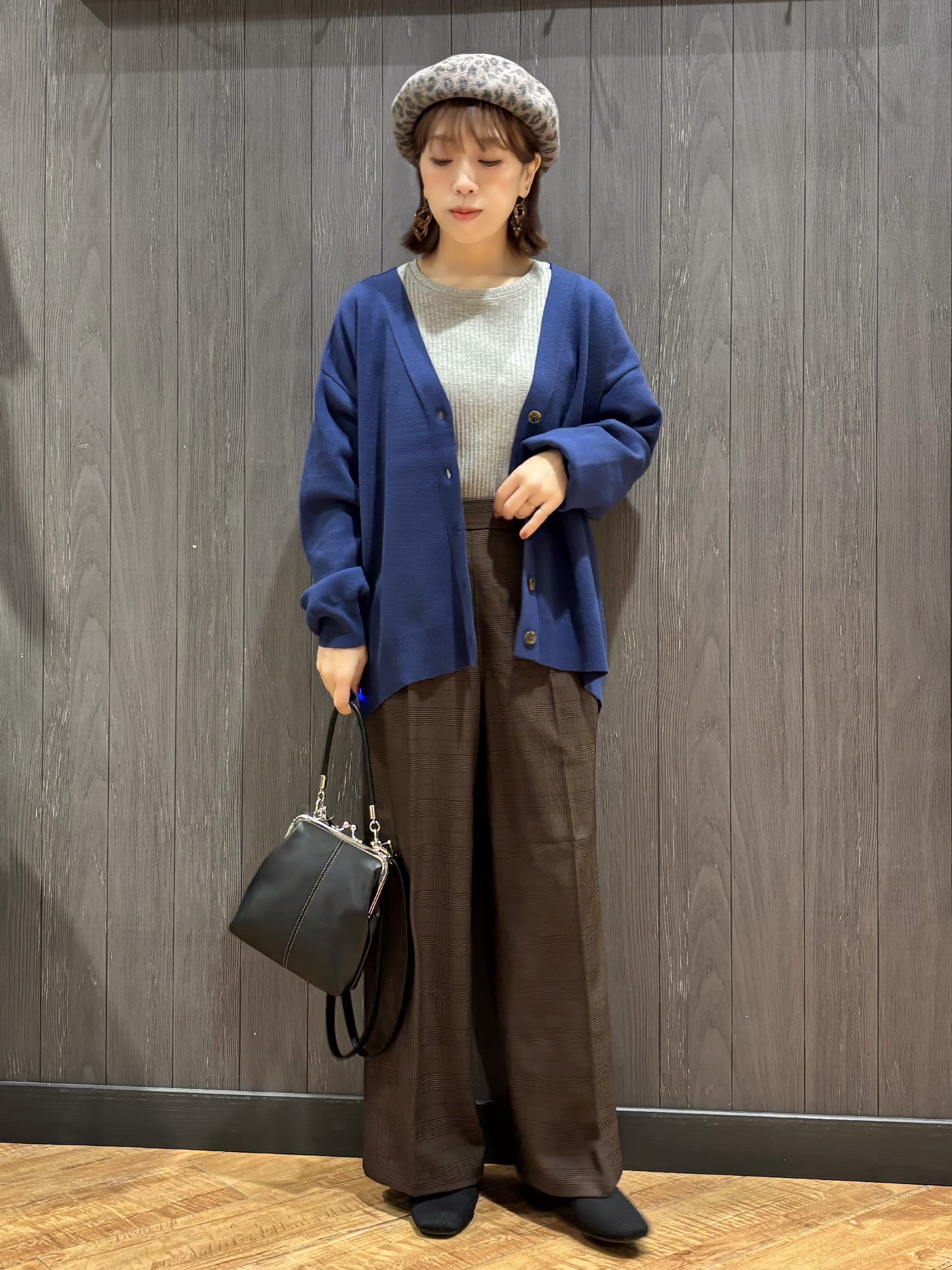 meiさんの「SHOO･LA･RUE｜【毛玉になりにくい/S-LL/洗濯機可/体型カバー】Vネックゆったりカーディガン」を使ったコーディネート