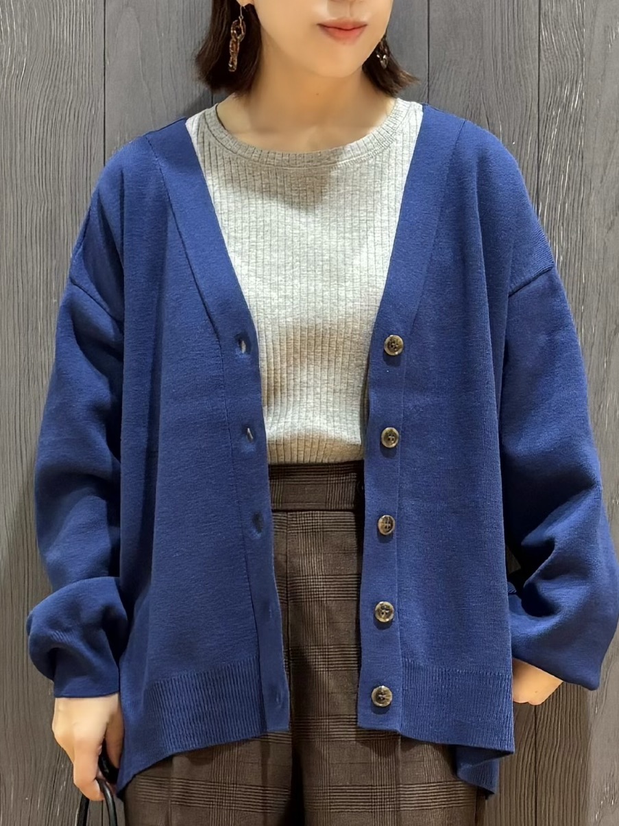 meiさんの「SHOO･LA･RUE｜【毛玉になりにくい/S-LL/洗濯機可/体型カバー】Vネックゆったりカーディガン」を使ったコーディネート