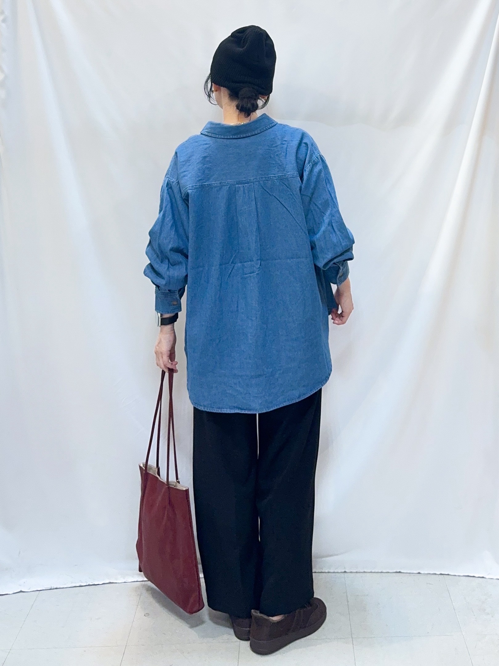 𝐇𝐢𝐫𝐨𝐦𝐢さんの「SHOO･LA･RUE｜【S-LL/洗濯機可/体型カバー】ライトオンスデニム ダブルポケット オーバーサイズシャツ」を使ったコーディネート