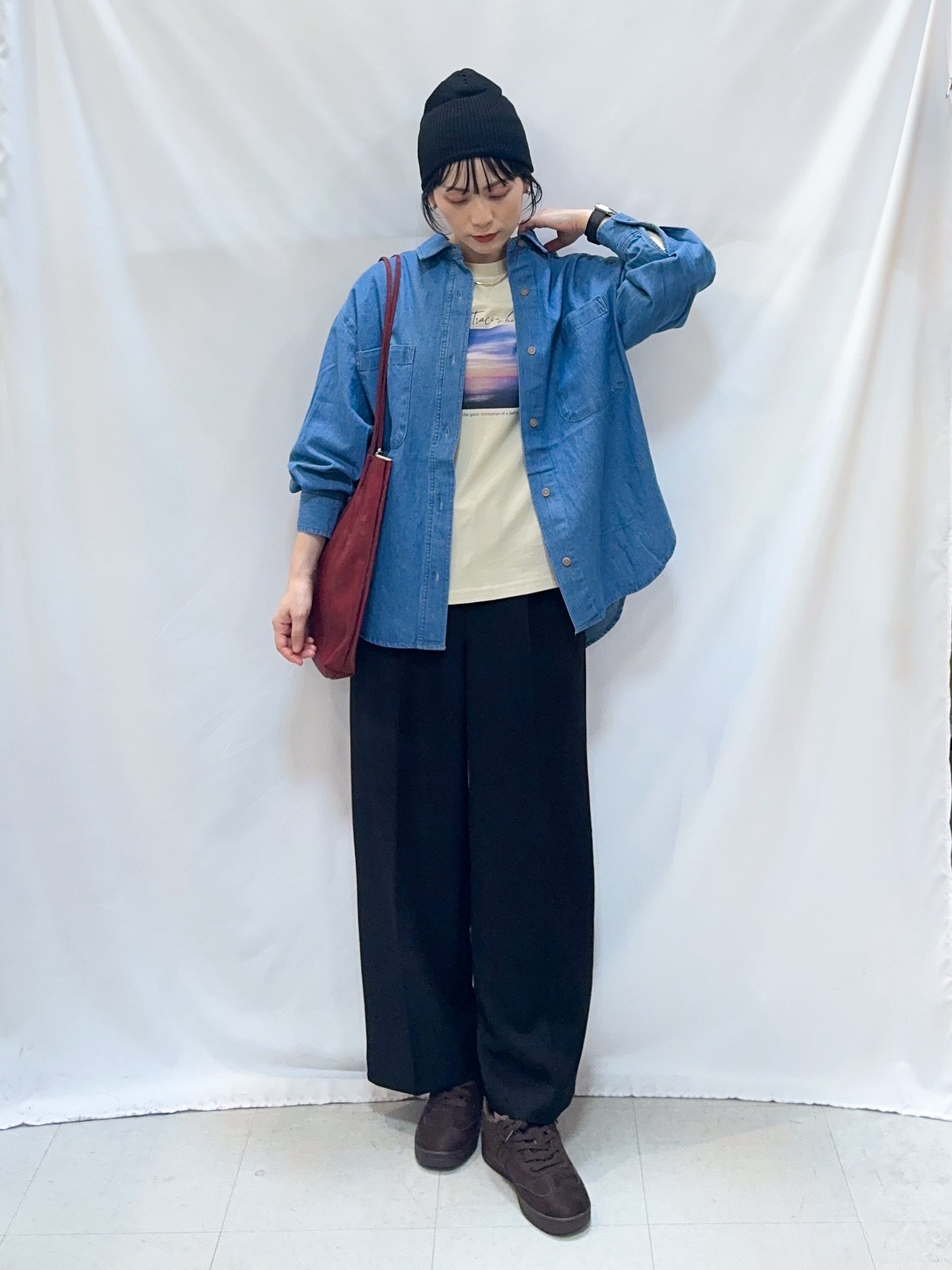 𝐇𝐢𝐫𝐨𝐦𝐢さんの「SHOO･LA･RUE｜【S-LL/洗濯機可/体型カバー】ライトオンスデニム ダブルポケット オーバーサイズシャツ」を使ったコーディネート