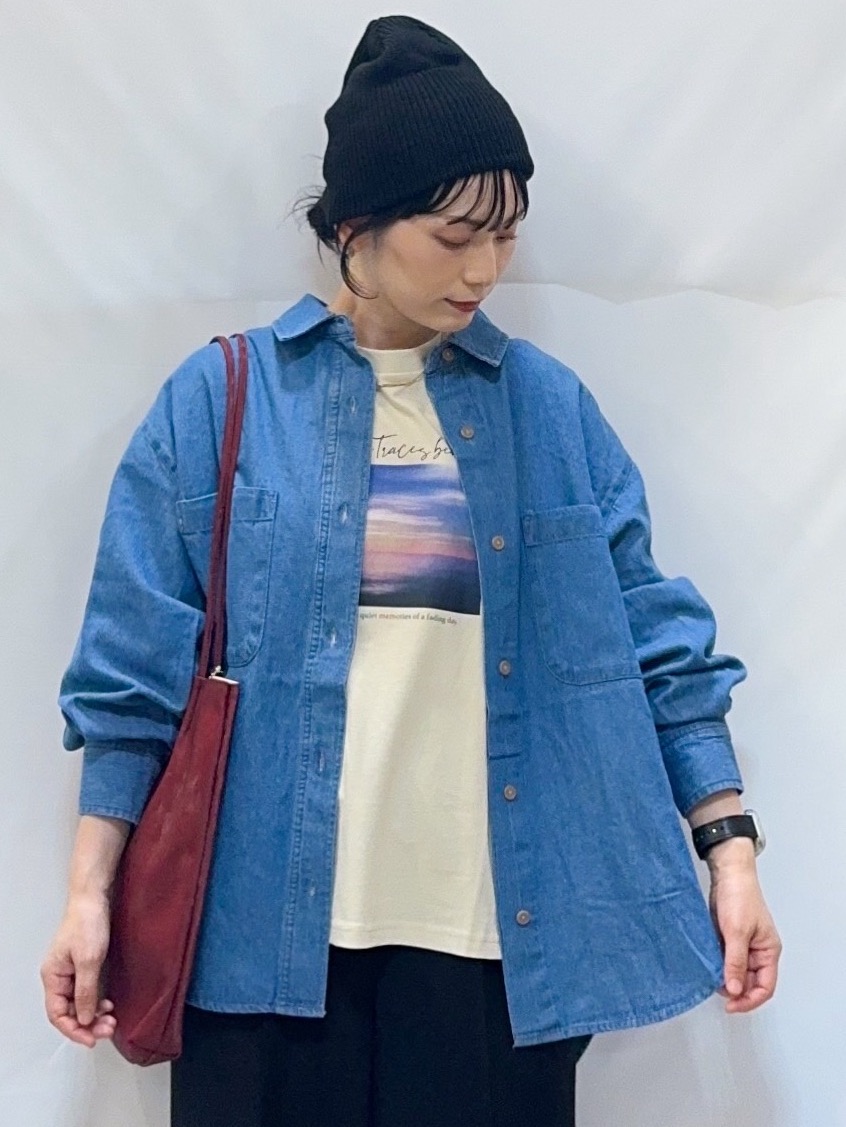 𝐇𝐢𝐫𝐨𝐦𝐢さんの「SHOO･LA･RUE｜【S-LL/洗濯機可/体型カバー】ライトオンスデニム ダブルポケット オーバーサイズシャツ」を使ったコーディネート