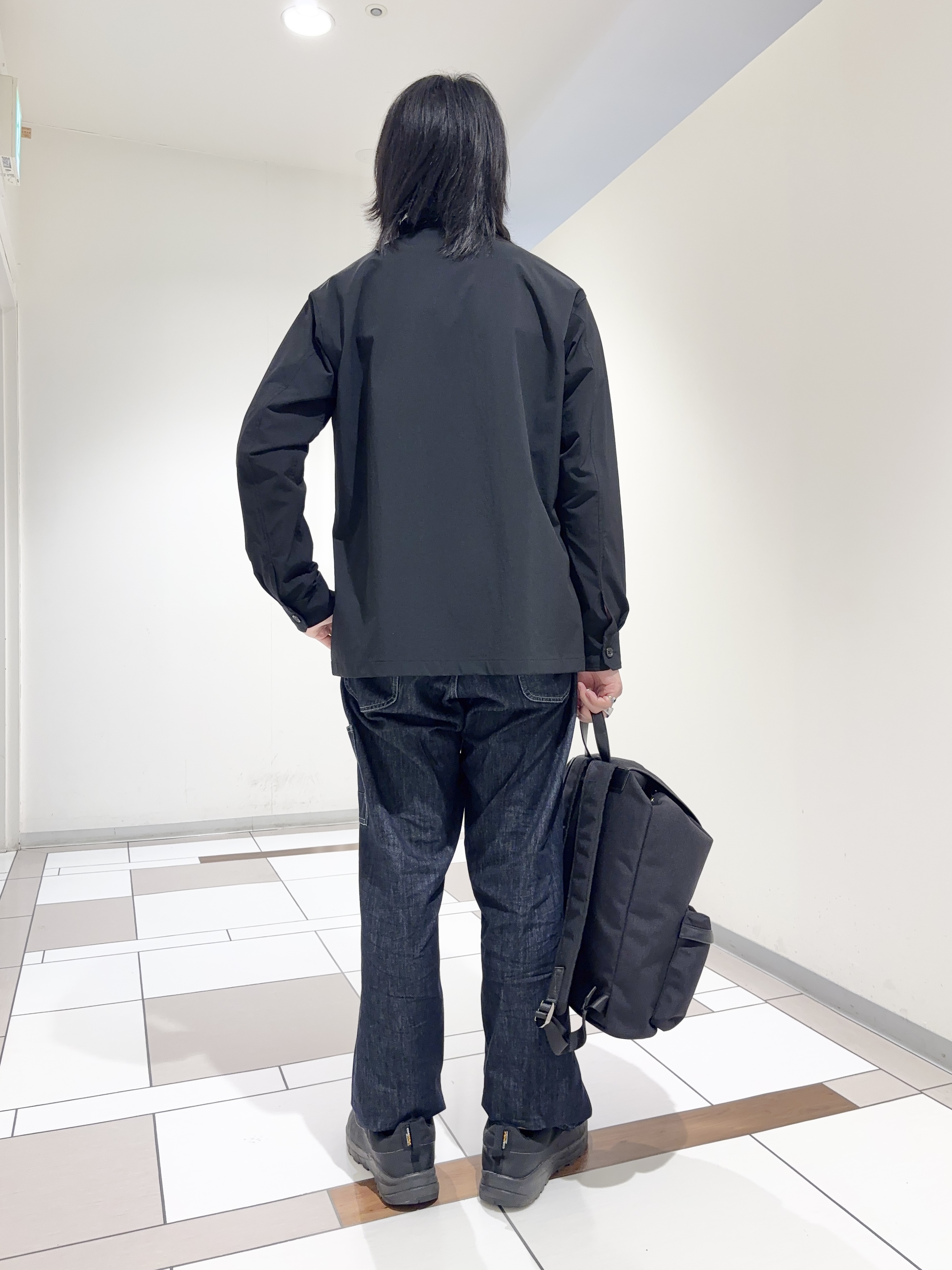 及川さんの「TAKEO KIKUCHI｜3Dナイロンストレッチ　スタンドカラーブルゾン」を使ったコーディネート