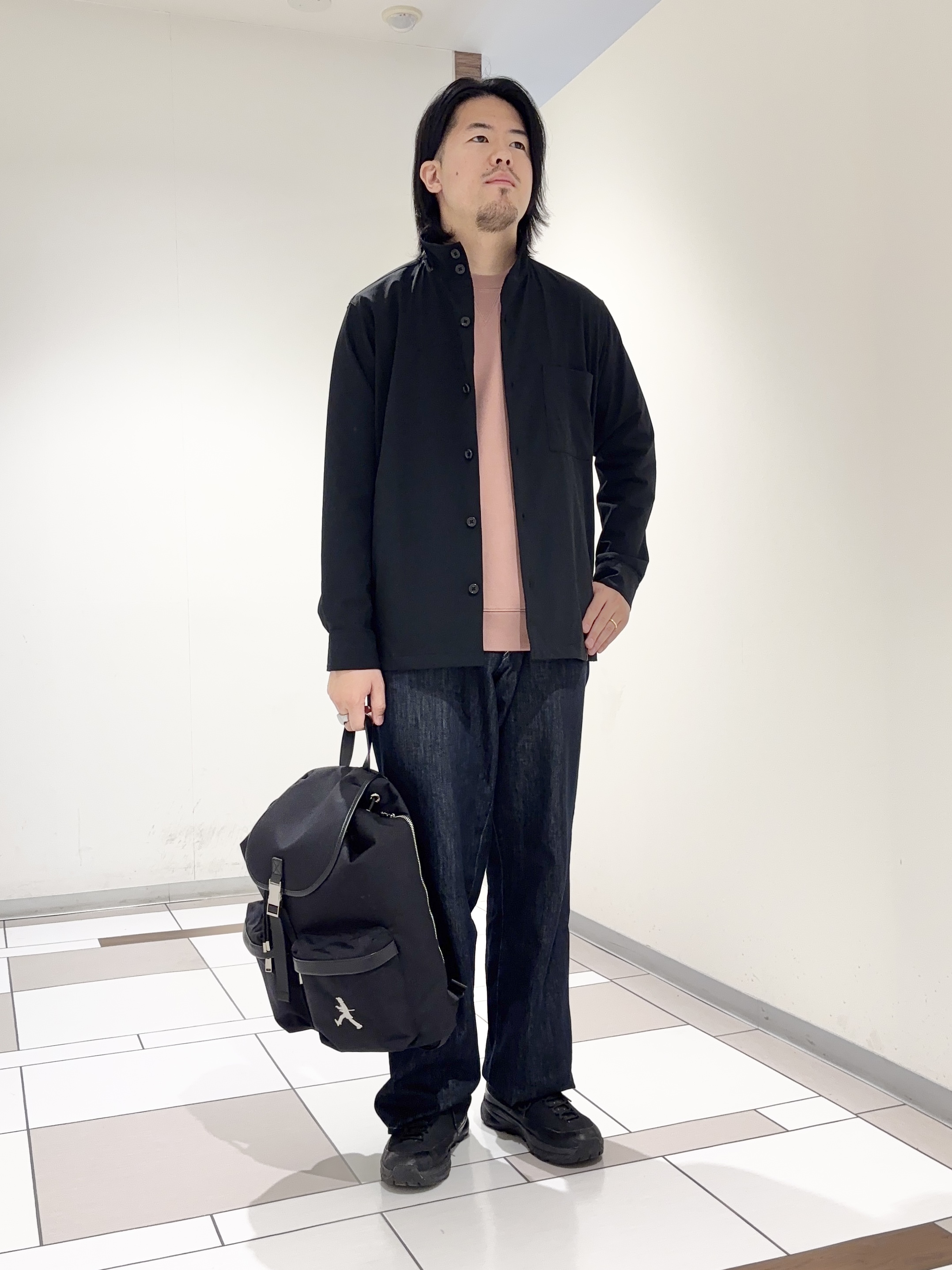 及川さんの「TAKEO KIKUCHI｜3Dナイロンストレッチ　スタンドカラーブルゾン」を使ったコーディネート