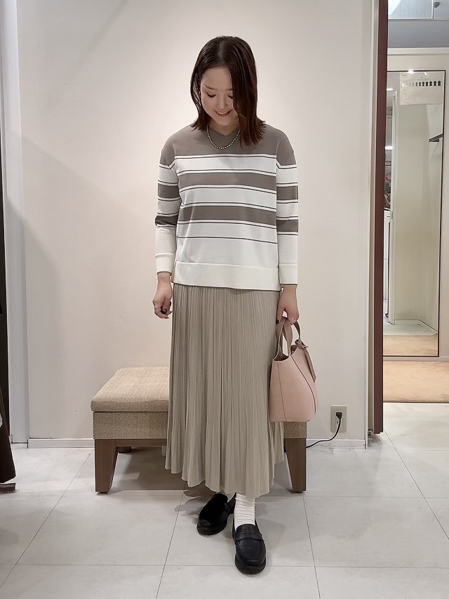 YUIさんの「UNTITLED｜【顔周りすっきり/体型カバー】ドライタッチVネックニットプルオーバー」を使ったコーディネート
