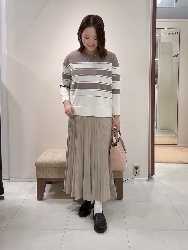 YUIさんの「UNTITLED｜【顔周りすっきり/体型カバー】ドライタッチVネックニットプルオーバー」を使ったコーディネート