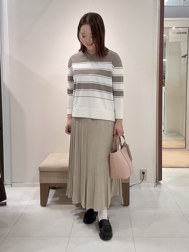 YUIさんの「UNTITLED｜【顔周りすっきり/体型カバー】ドライタッチVネックニットプルオーバー」を使ったコーディネート