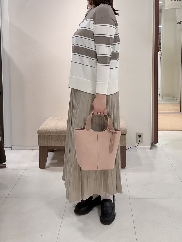 YUIさんの「UNTITLED｜【顔周りすっきり/体型カバー】ドライタッチVネックニットプルオーバー」を使ったコーディネート