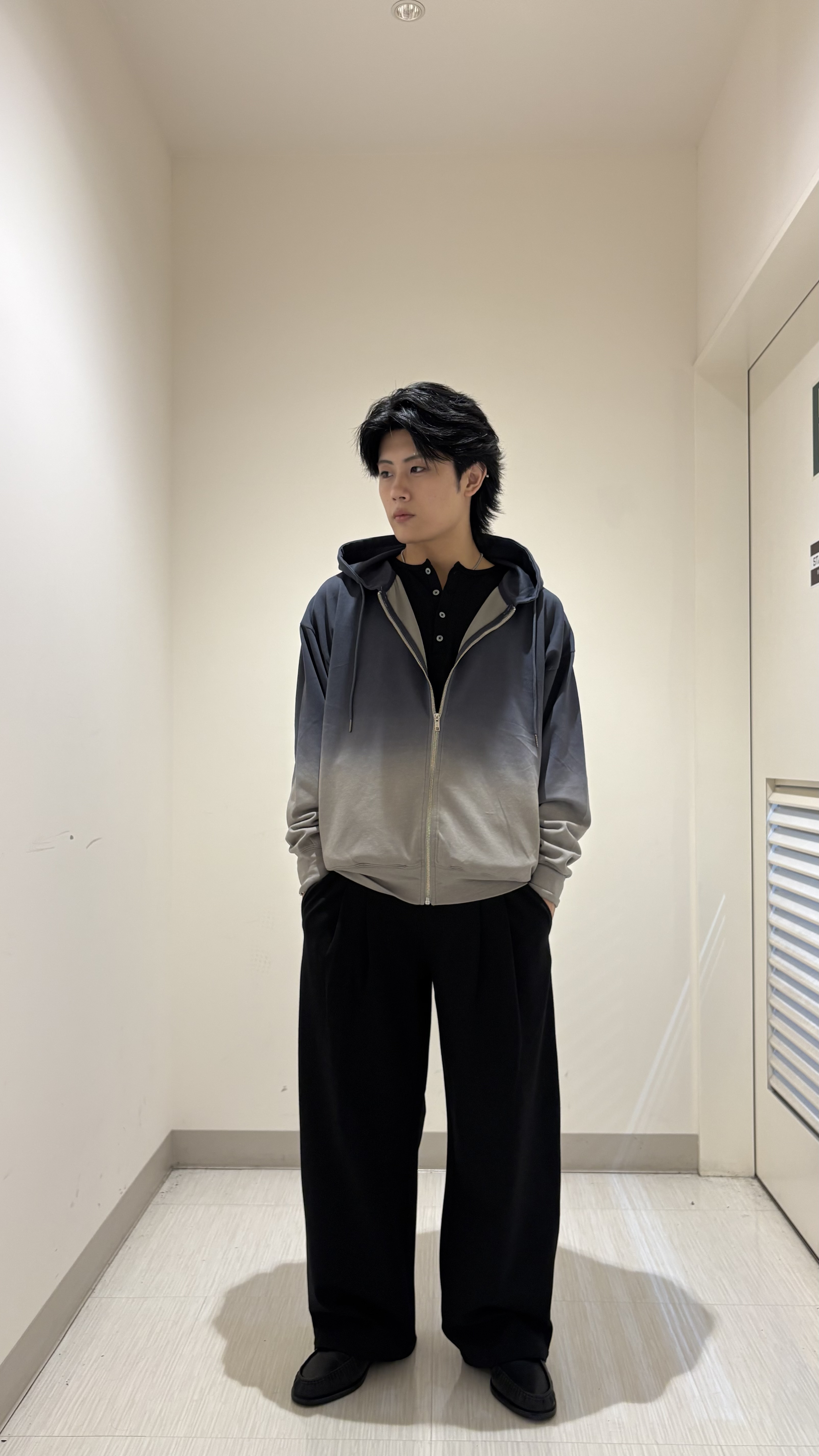 辻一樹さんの「tk.TAKEO KIKUCHI｜【TOROMIシリーズ】グラデーションZIPパーカー」を使ったコーディネート