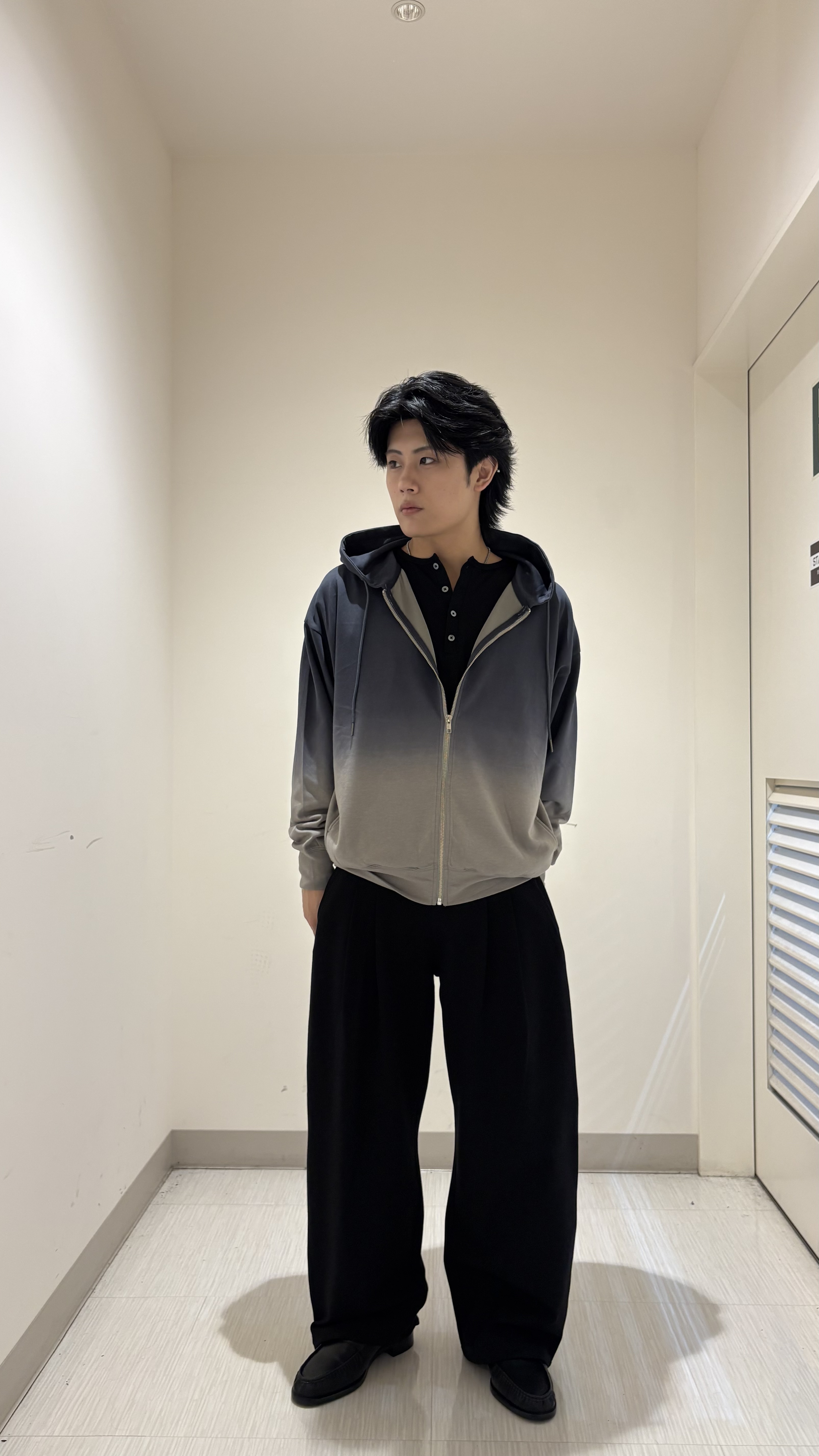 辻一樹さんの「tk.TAKEO KIKUCHI｜【TOROMIシリーズ】グラデーションZIPパーカー」を使ったコーディネート