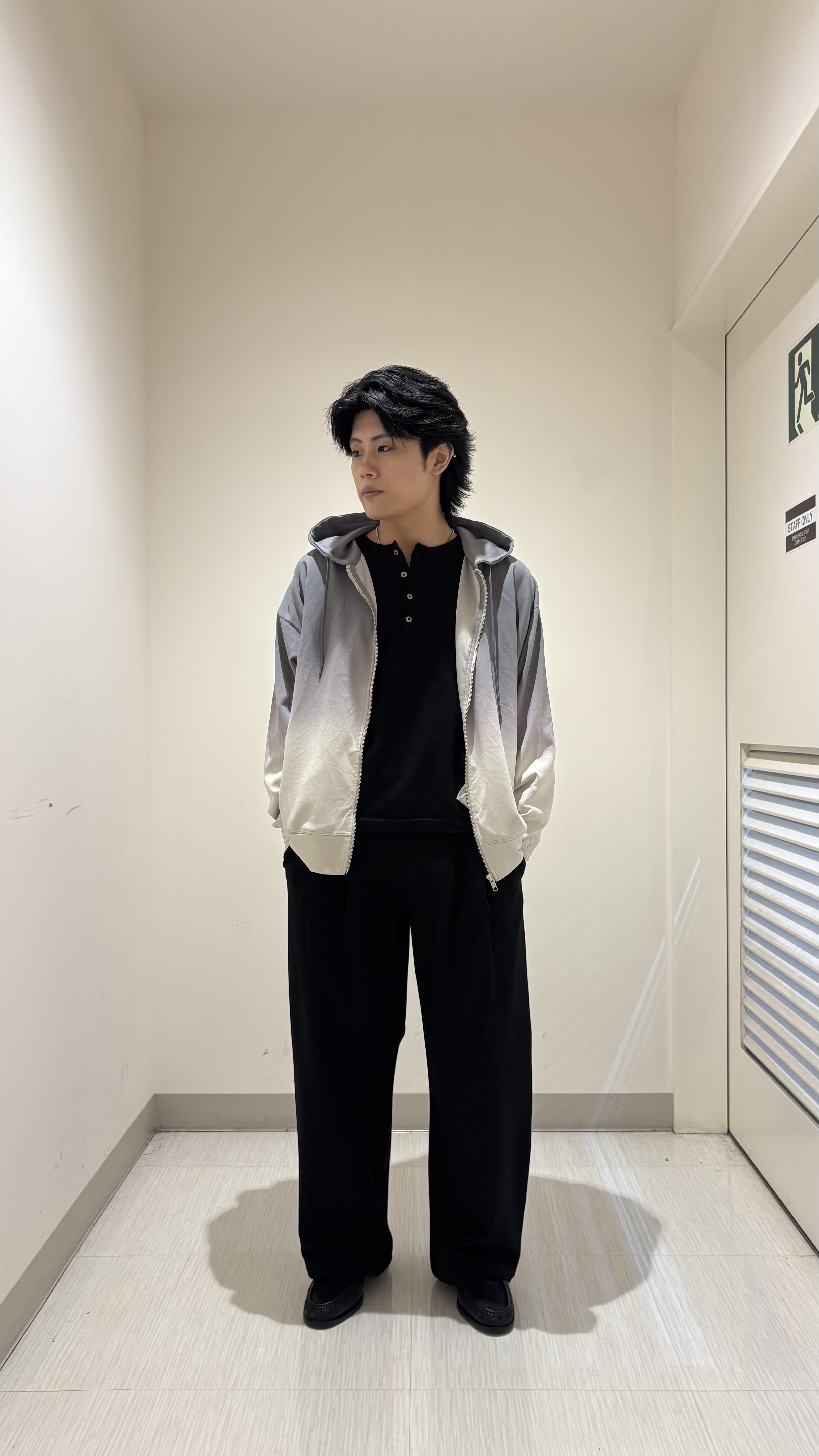 辻一樹さんの「tk.TAKEO KIKUCHI｜ヘンリーネック長袖Tシャツ」を使ったコーディネート
