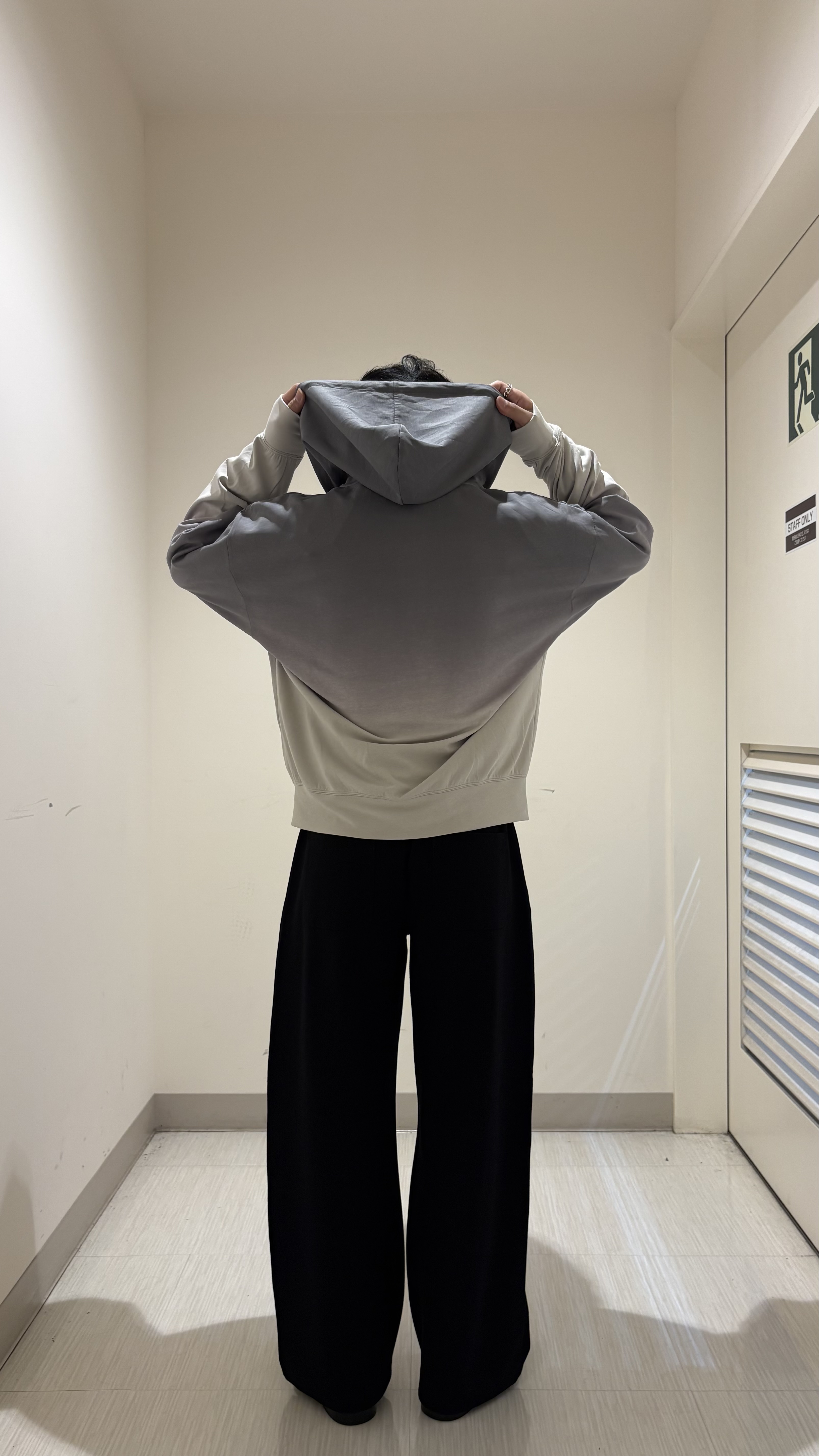 辻一樹さんの「tk.TAKEO KIKUCHI｜ヘンリーネック長袖Tシャツ」を使ったコーディネート