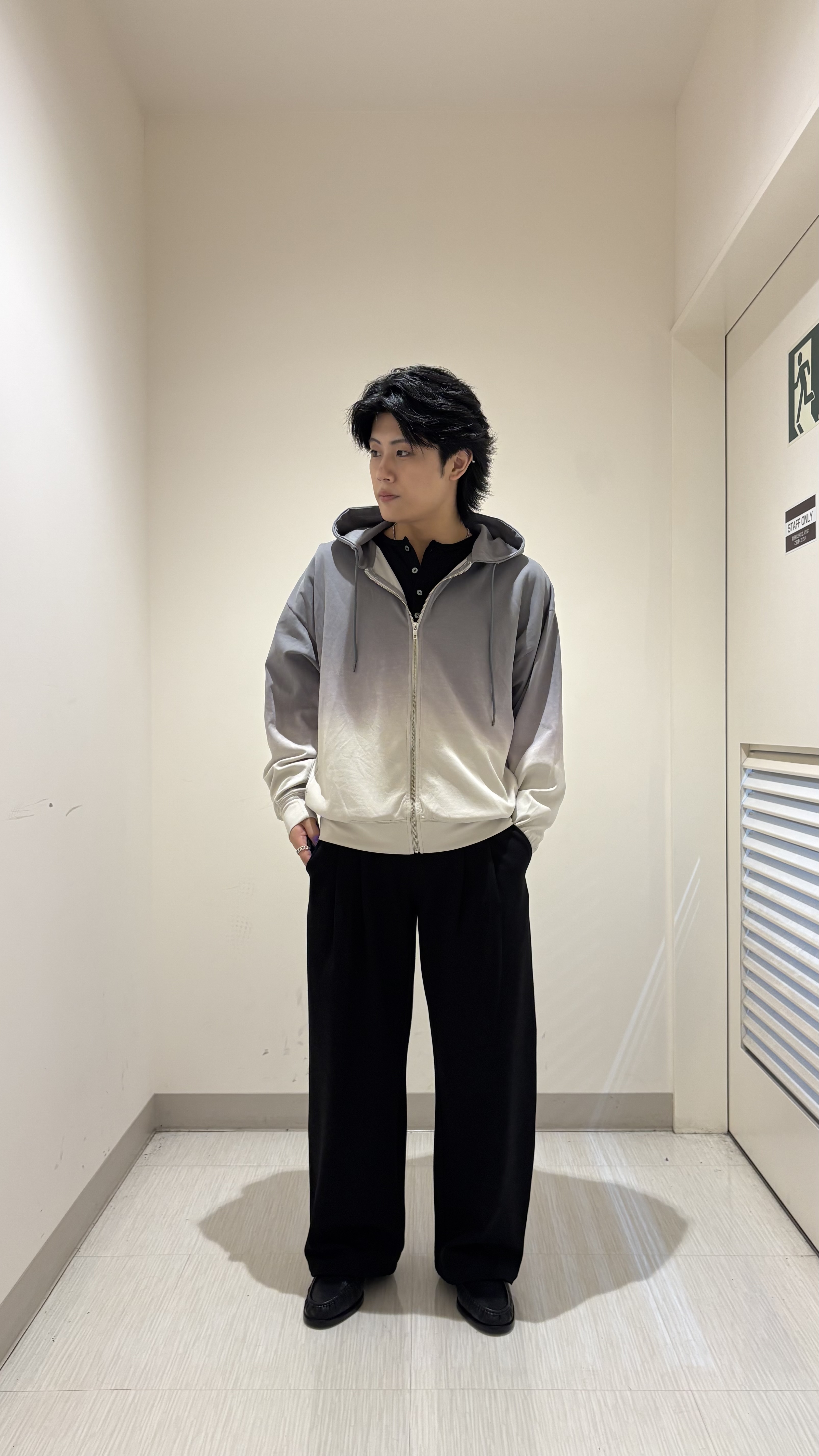 辻一樹さんの「tk.TAKEO KIKUCHI｜ヘンリーネック長袖Tシャツ」を使ったコーディネート
