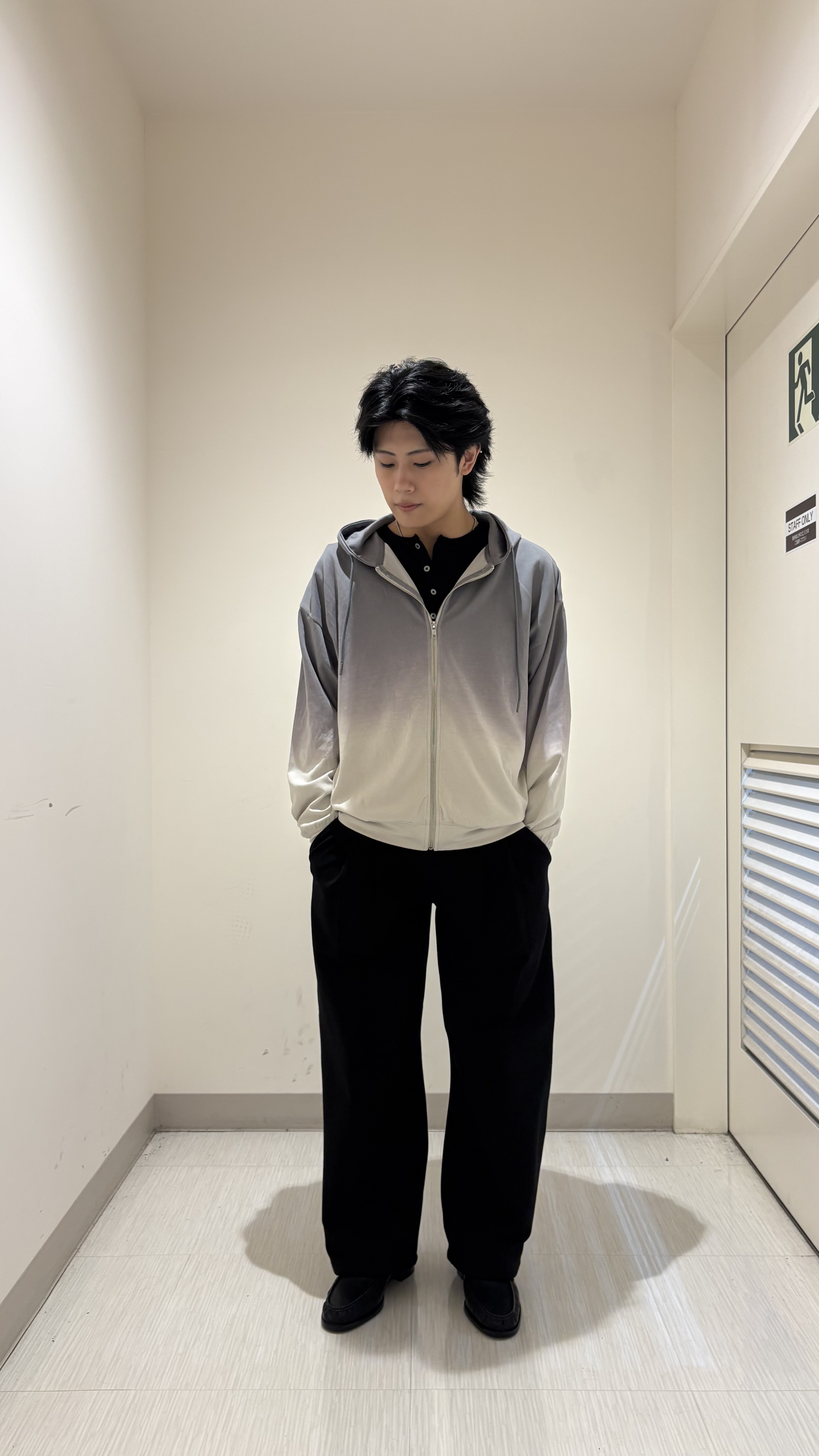辻一樹さんの「tk.TAKEO KIKUCHI｜ヘンリーネック長袖Tシャツ」を使ったコーディネート
