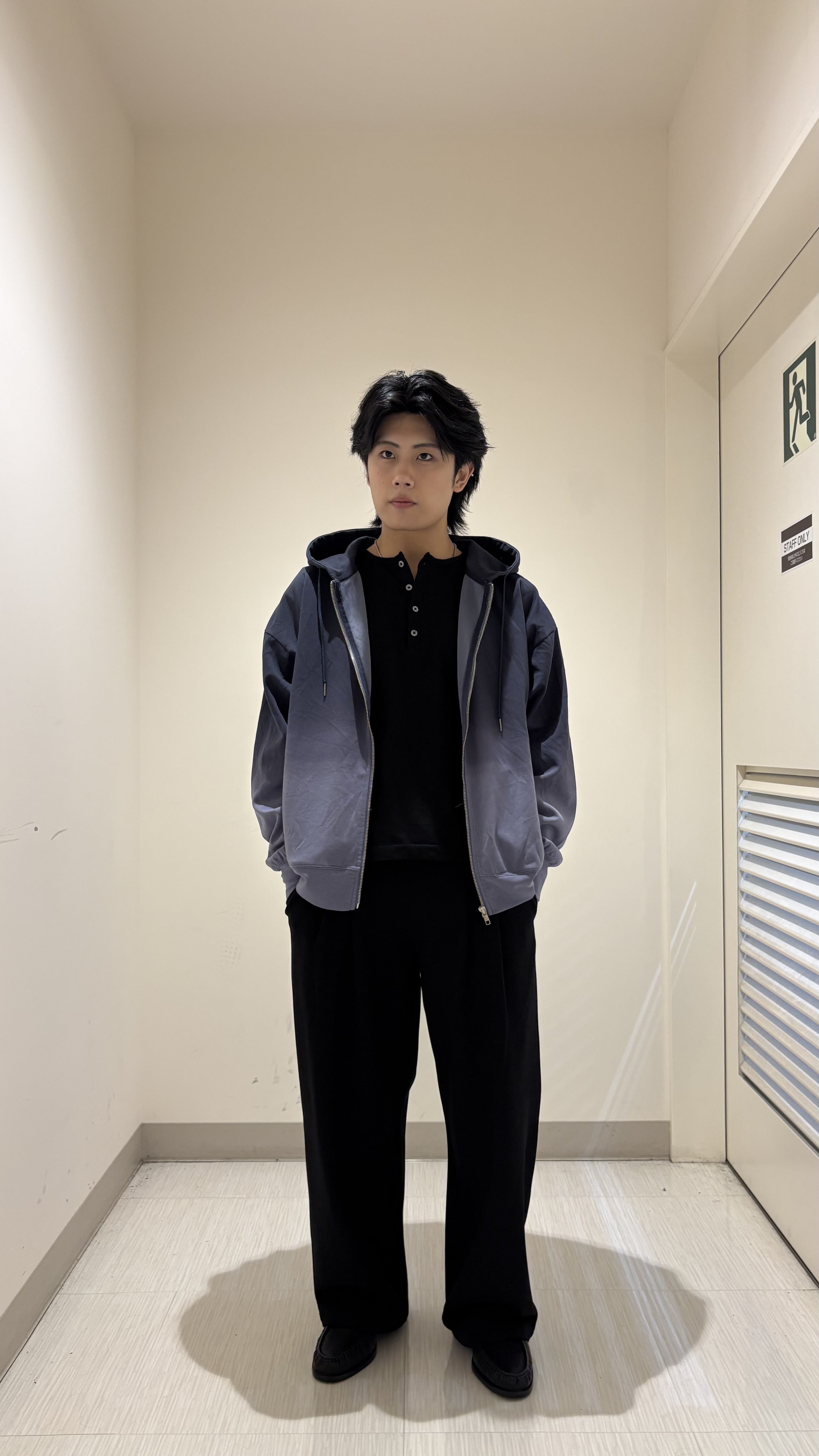 辻一樹さんの「tk.TAKEO KIKUCHI｜【TOROMIシリーズ】グラデーションZIPパーカー」を使ったコーディネート