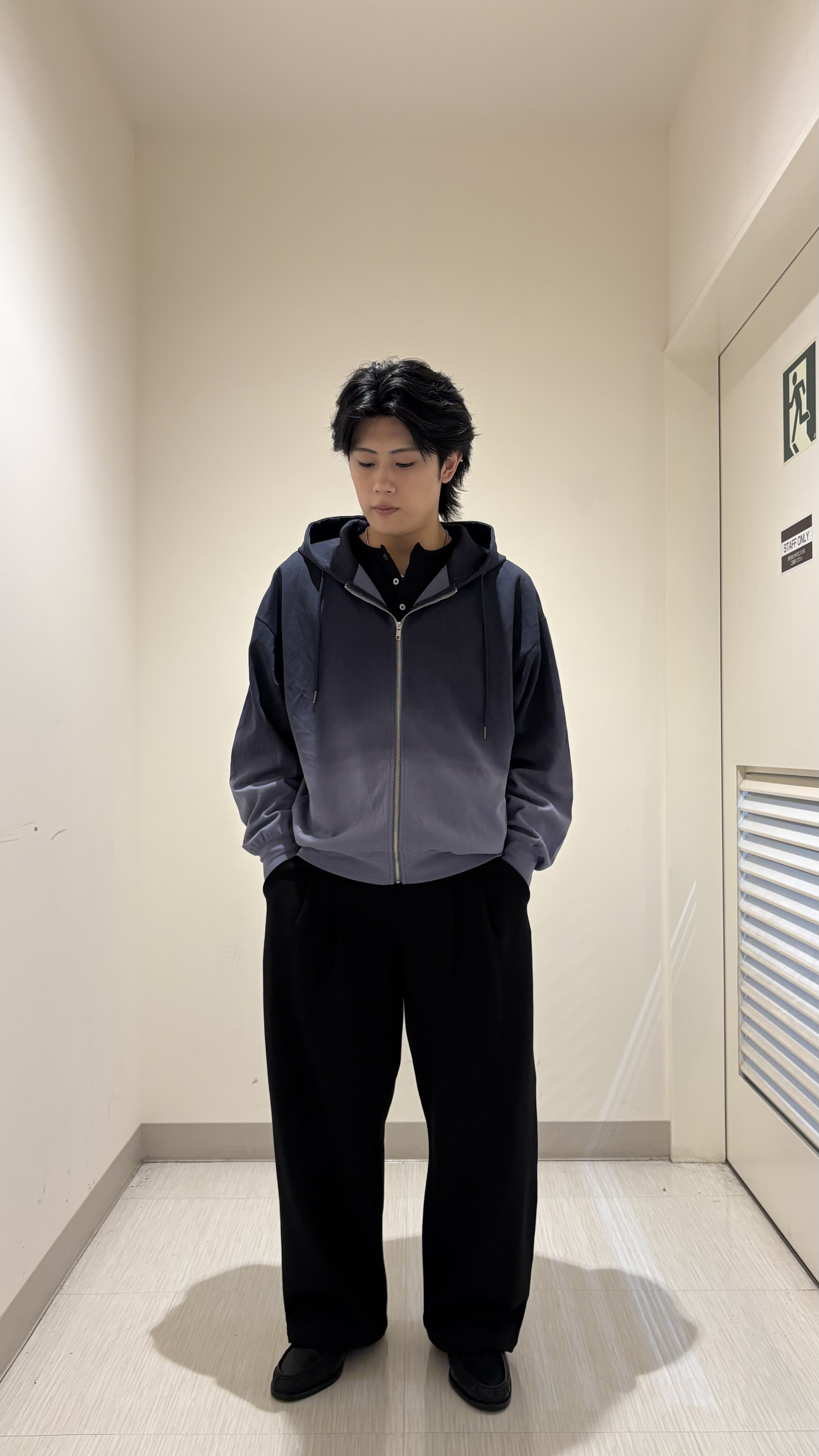 辻一樹さんの「tk.TAKEO KIKUCHI｜【TOROMIシリーズ】グラデーションZIPパーカー」を使ったコーディネート