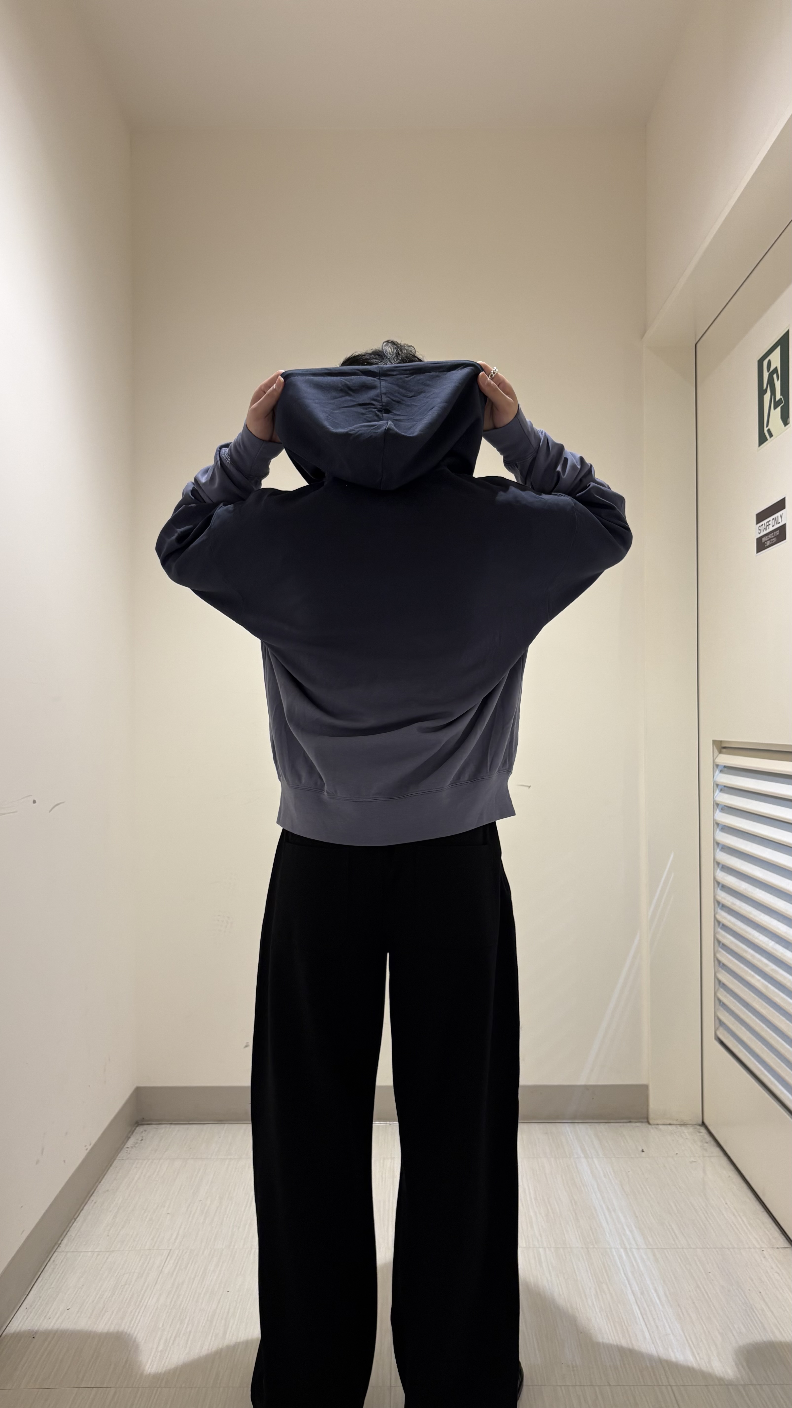 辻一樹さんの「tk.TAKEO KIKUCHI｜【TOROMIシリーズ】グラデーションZIPパーカー」を使ったコーディネート