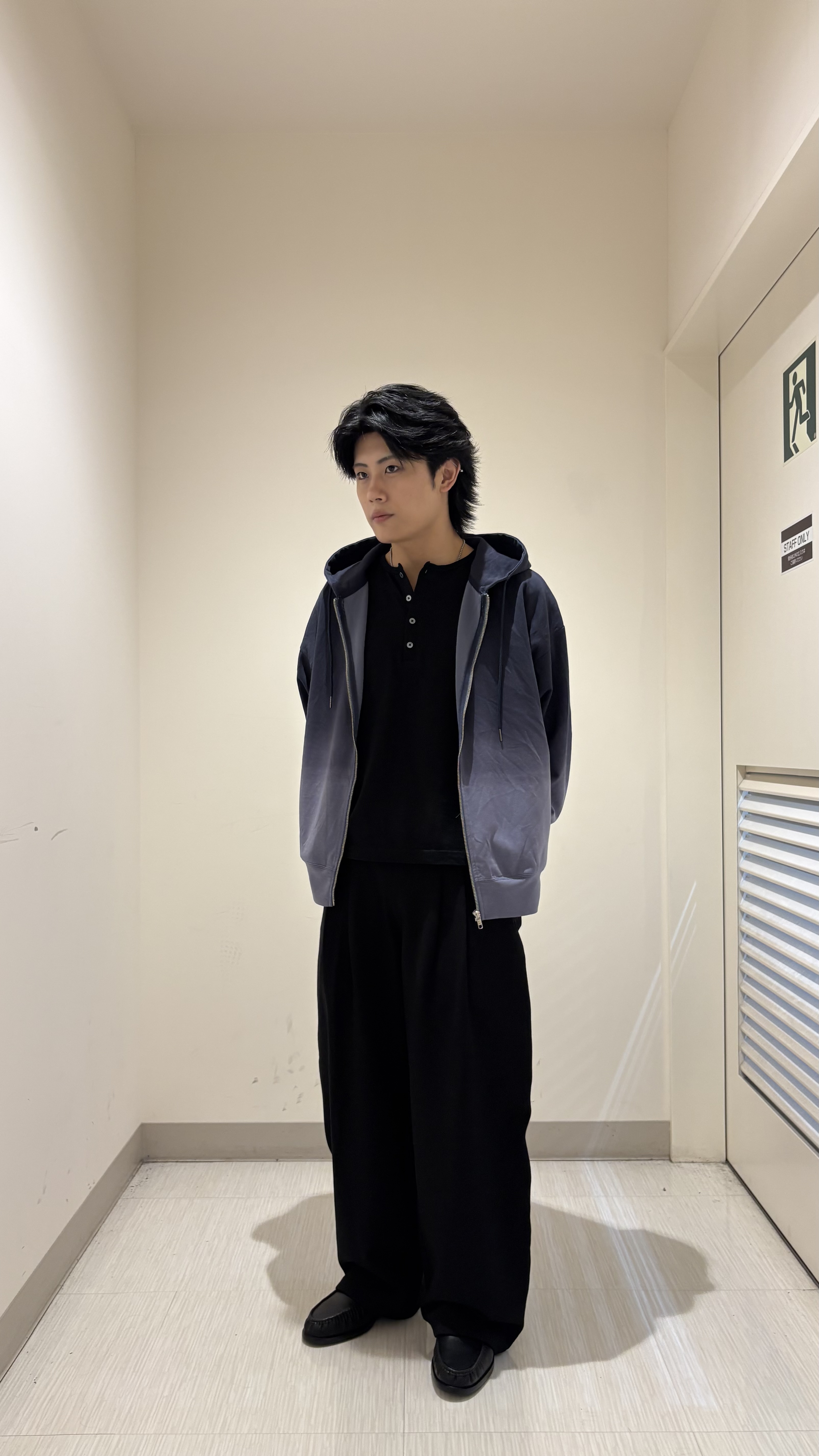 辻一樹さんの「tk.TAKEO KIKUCHI｜【TOROMIシリーズ】グラデーションZIPパーカー」を使ったコーディネート