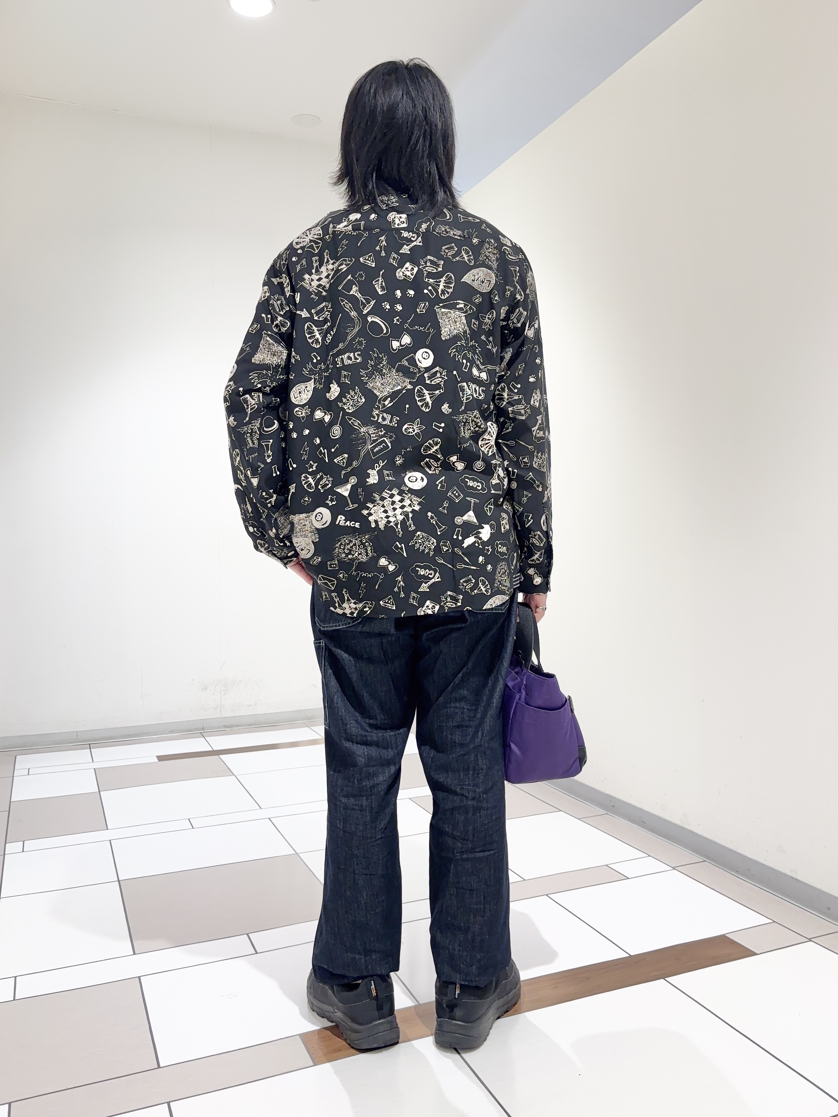 及川さんの「TAKEO KIKUCHI｜【BOWLER HAT LABEL】日本製PLAYプリントシャツ」を使ったコーディネート