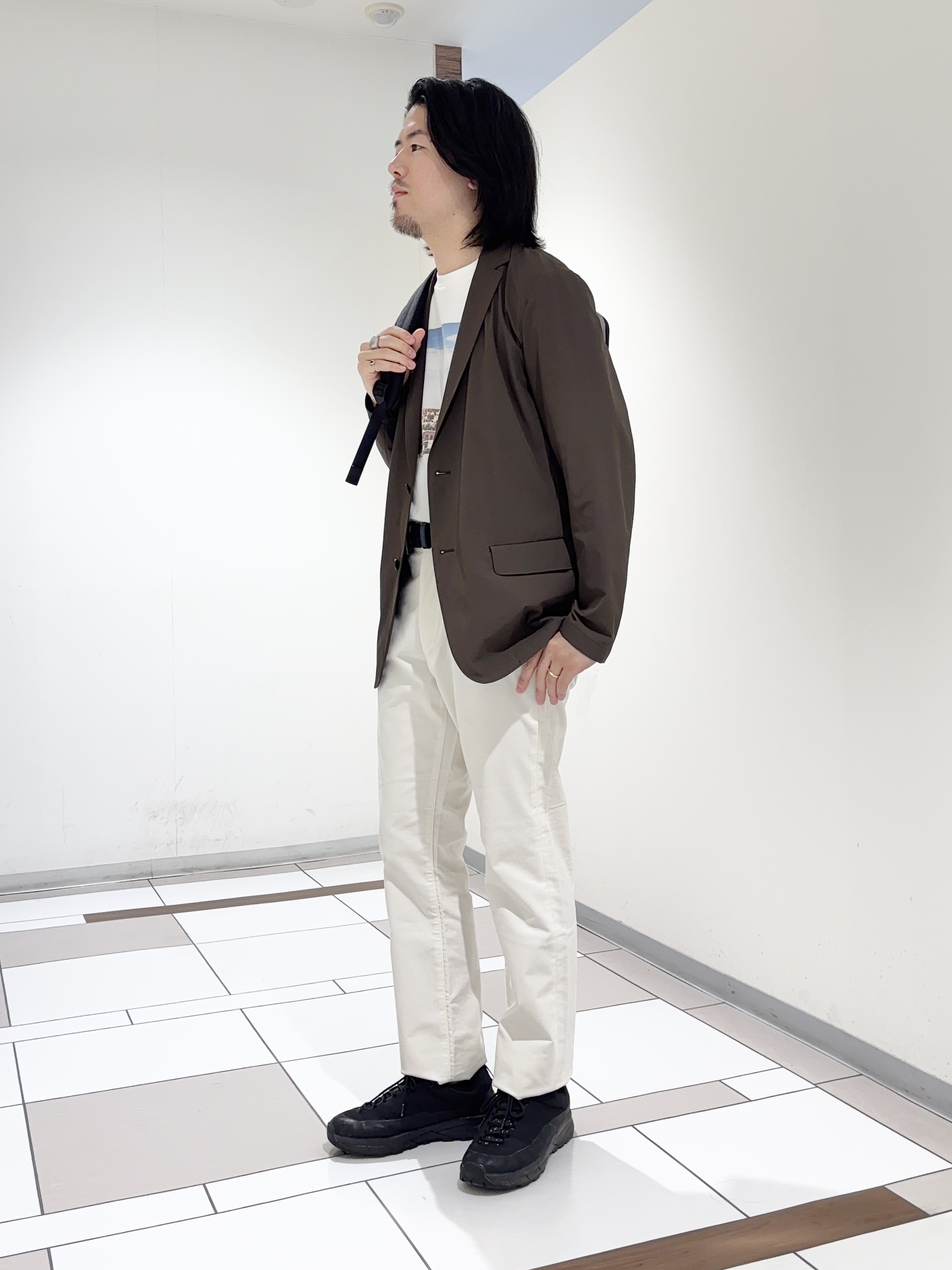 及川さんの「TAKEO KIKUCHI｜3Dナイロンストレッチ ジャケット」を使ったコーディネート