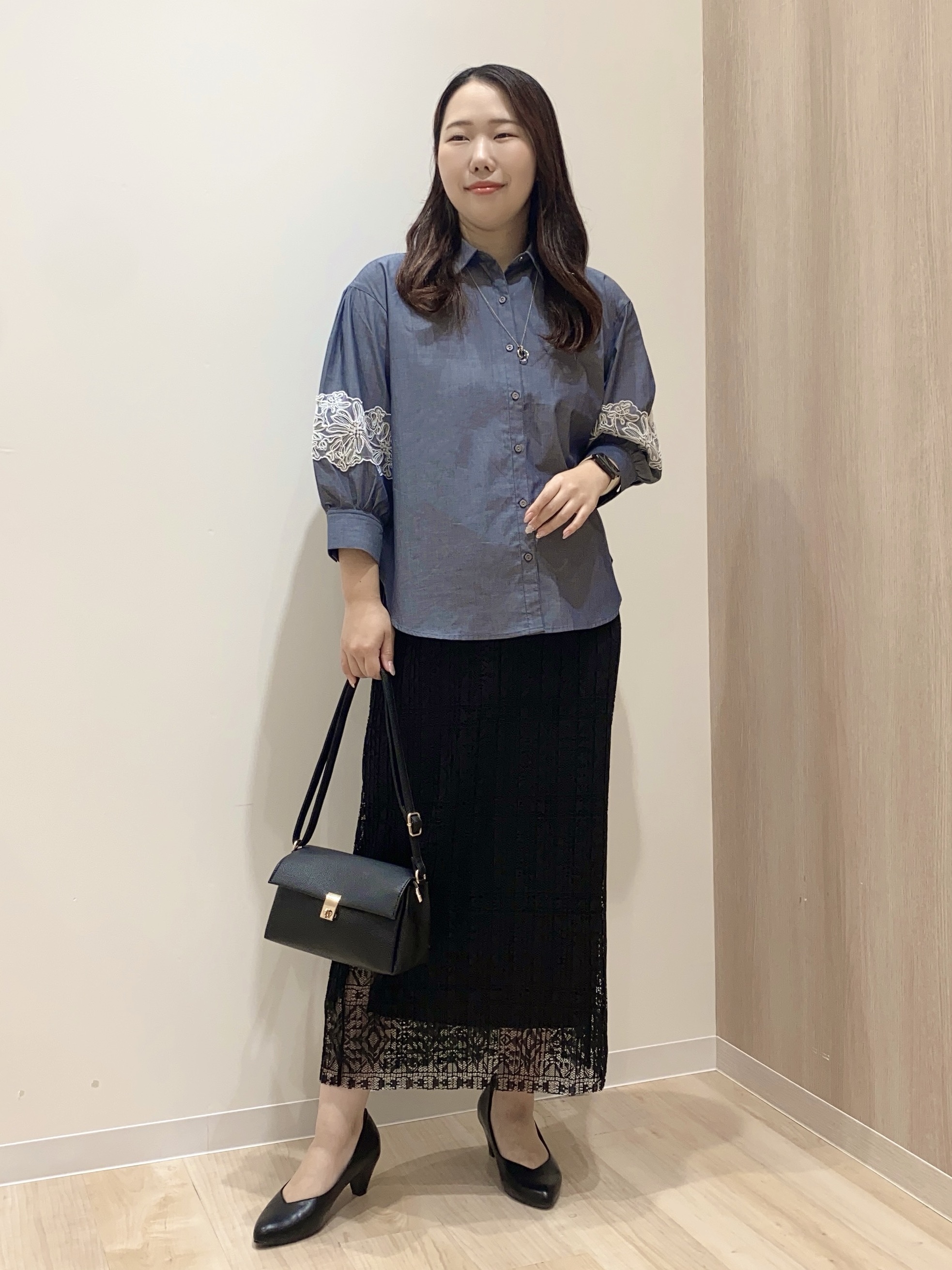 HANAさんの「grove｜さりげなく華やぐ レースボリュームスリーブシャツ」を使ったコーディネート