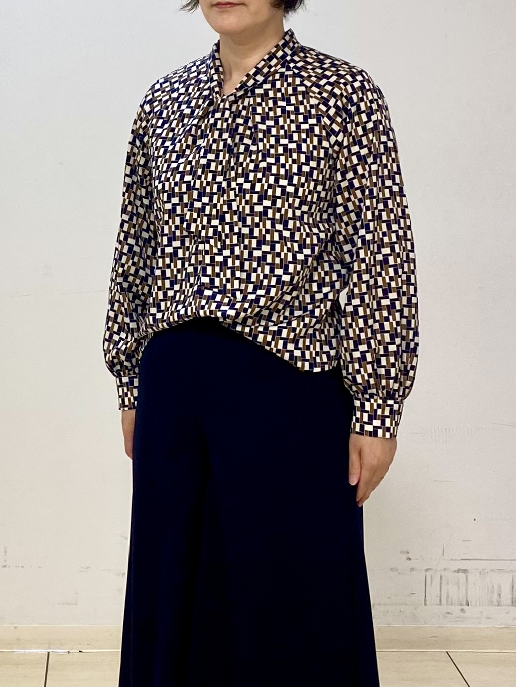oharaさんの「Reflect｜【SS-4Lサイズ／セットアップ】幾何柄プリント ボウタイデザインブラウス」を使ったコーディネート