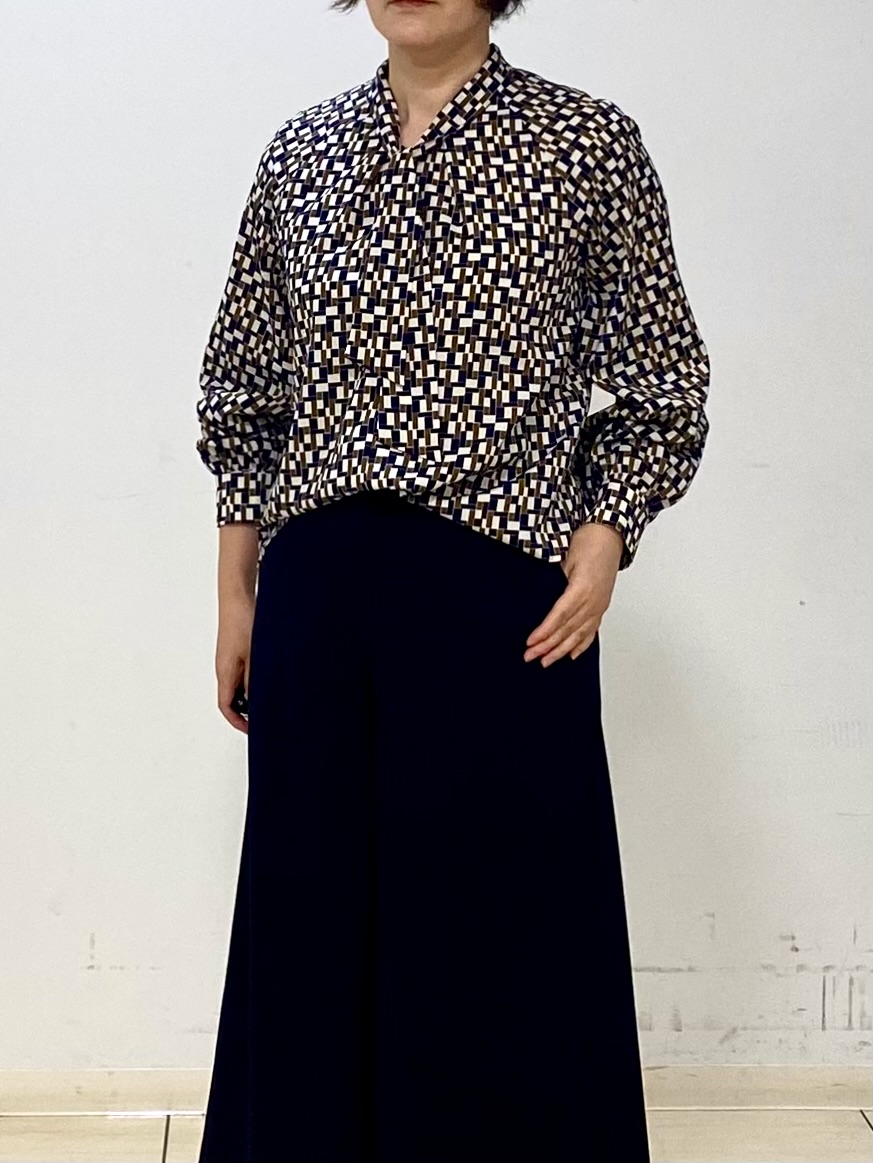 oharaさんの「Reflect｜【SS-4Lサイズ／セットアップ】幾何柄プリント ボウタイデザインブラウス」を使ったコーディネート