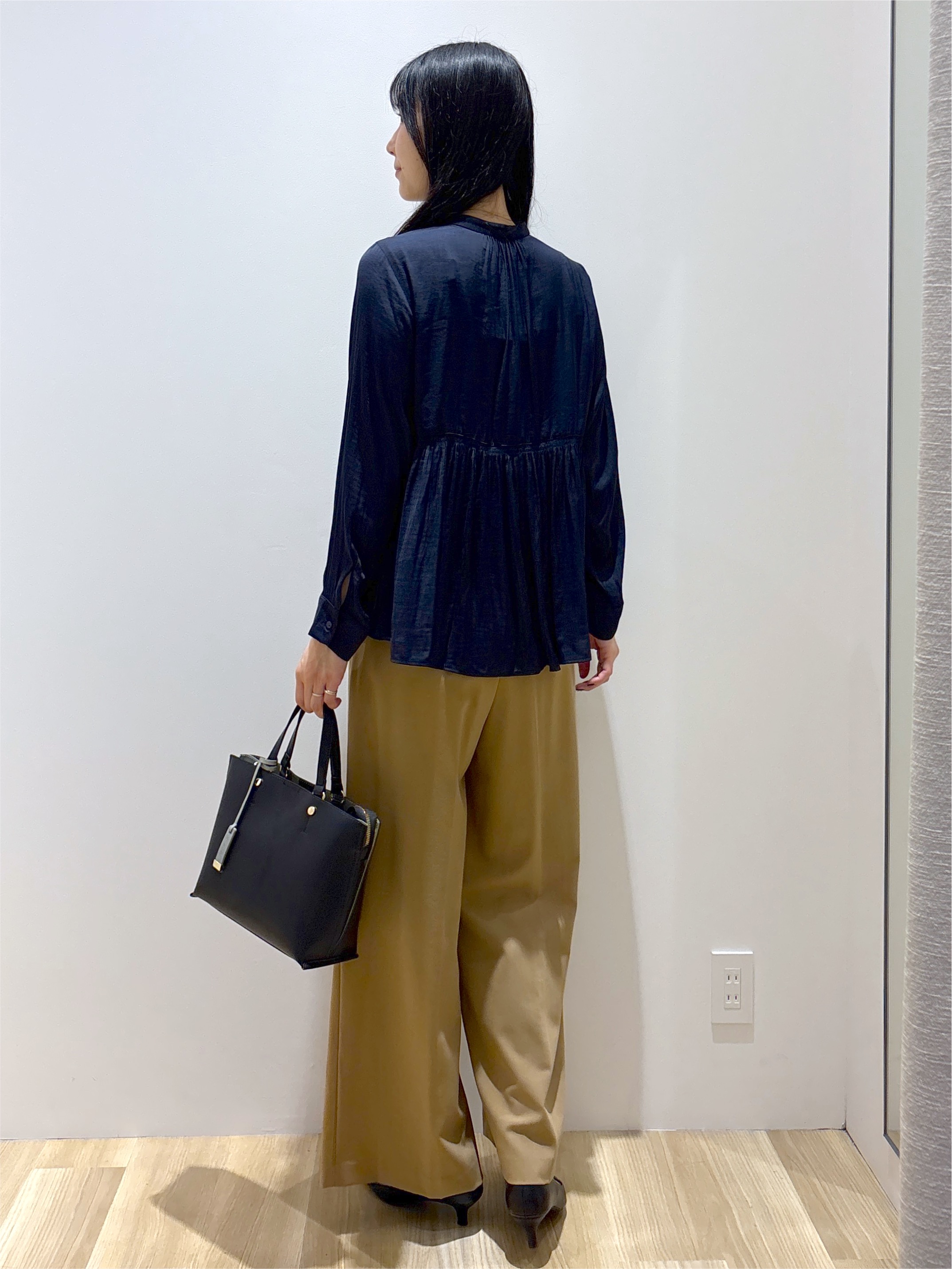 sachikoさんの「OPAQUE.CLIP｜ヴィンテージサテン ペプラムブラウス【洗濯機OK】」を使ったコーディネート