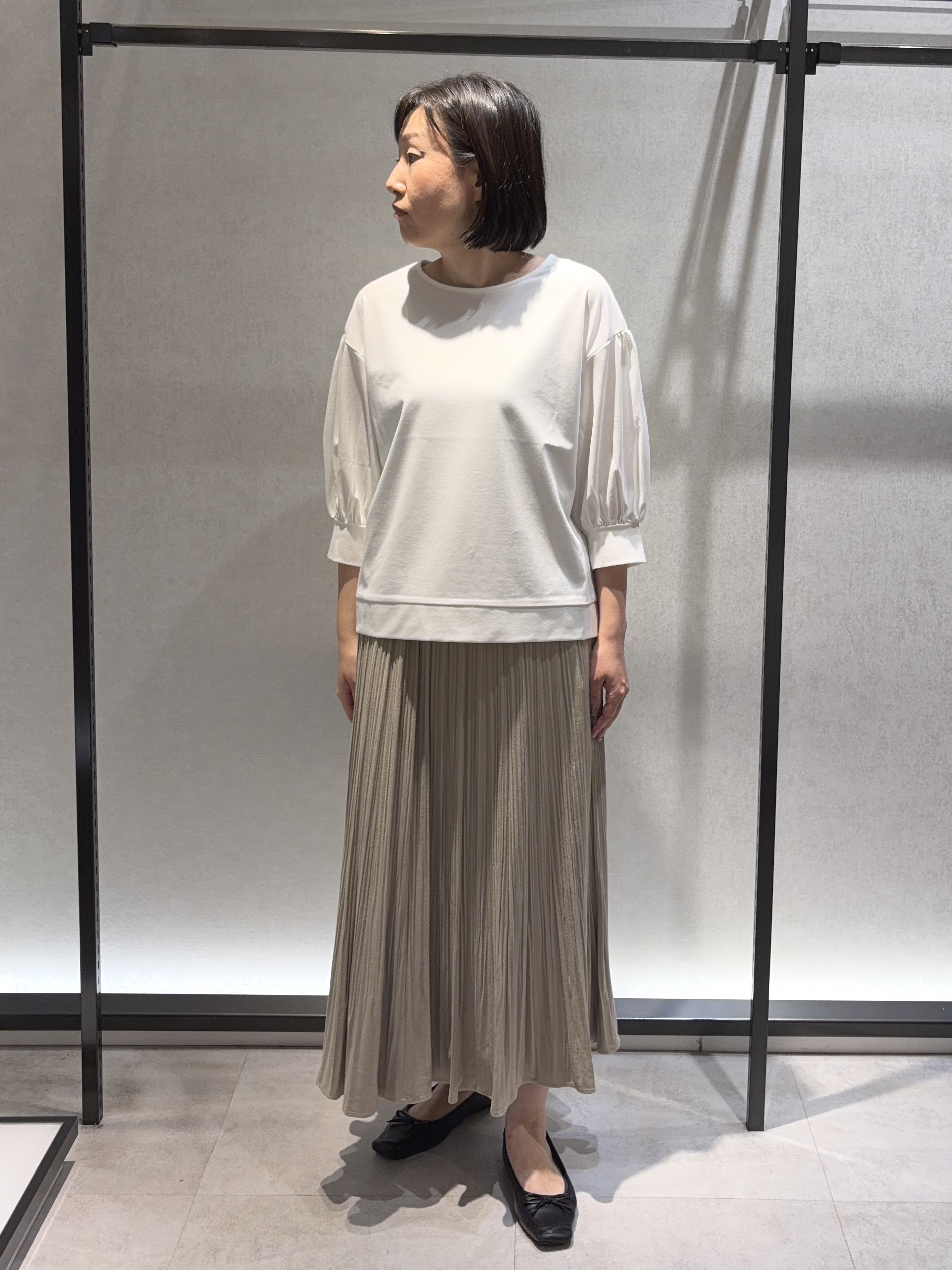 わたなべさんの「UNTITLED｜【楽にきれい見え/体型カバー】パフスリーブジャージトップス」を使ったコーディネート
