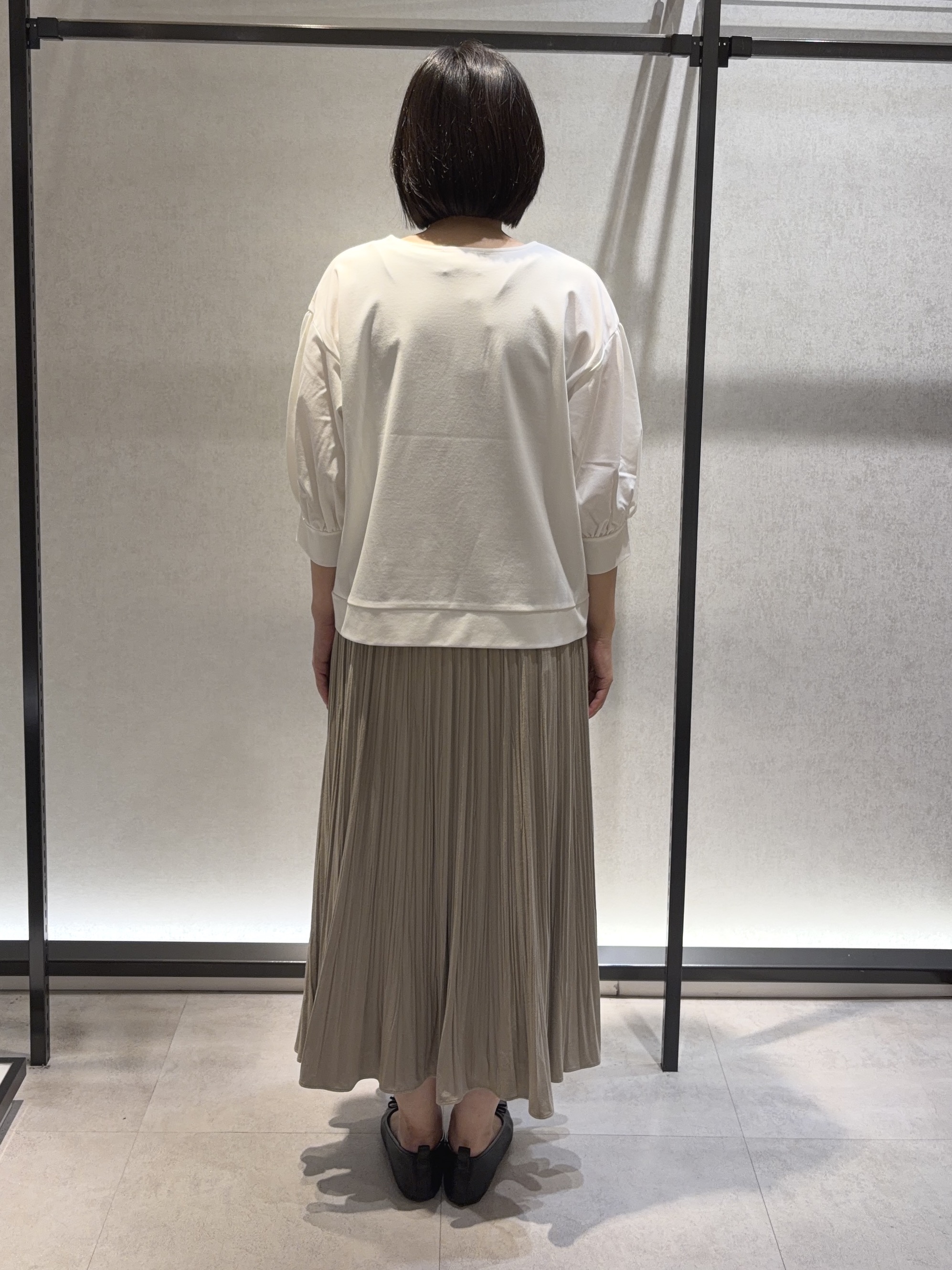 わたなべさんの「UNTITLED｜【楽にきれい見え/体型カバー】パフスリーブジャージトップス」を使ったコーディネート