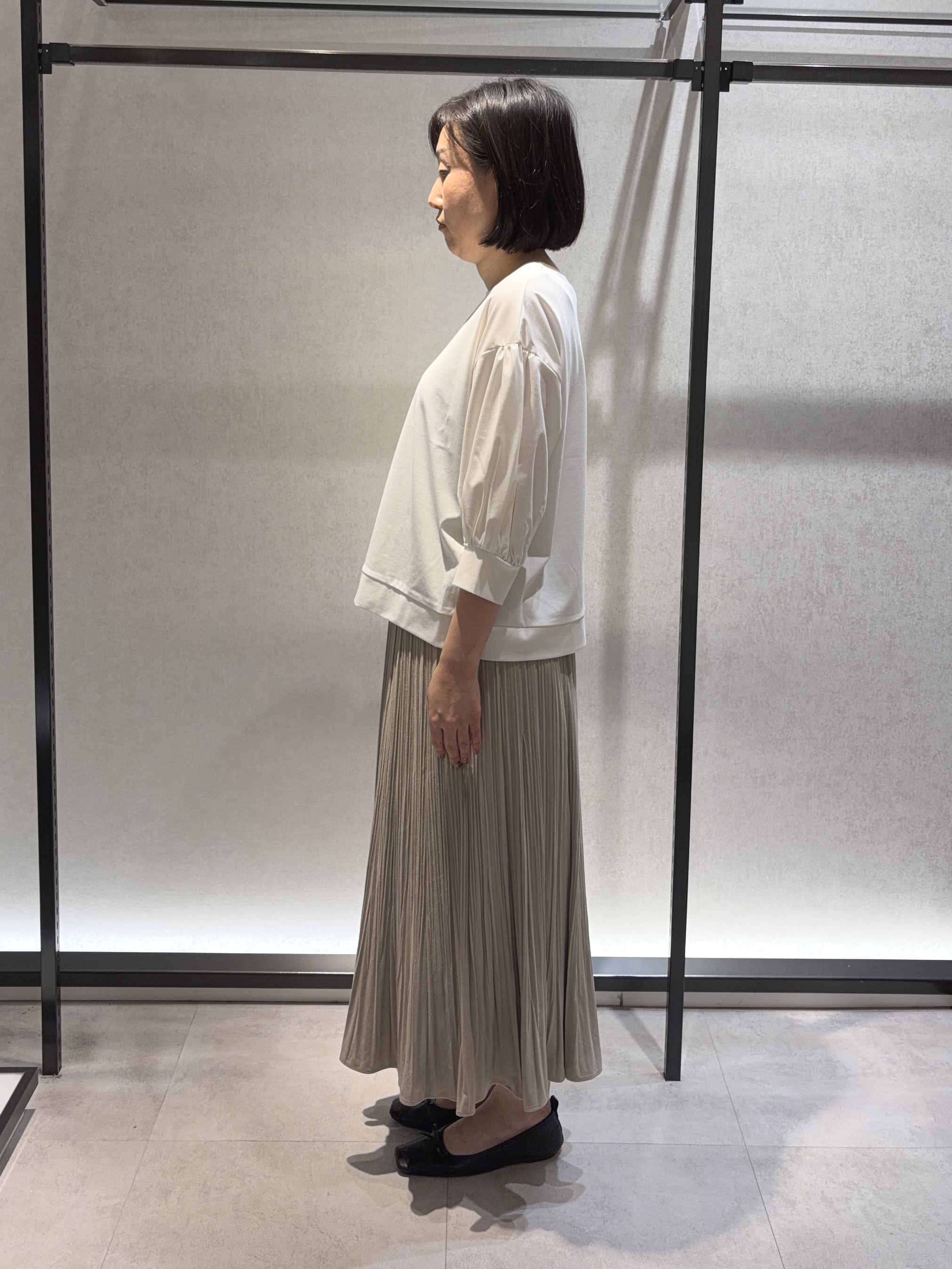 わたなべさんの「UNTITLED｜【楽にきれい見え/体型カバー】パフスリーブジャージトップス」を使ったコーディネート