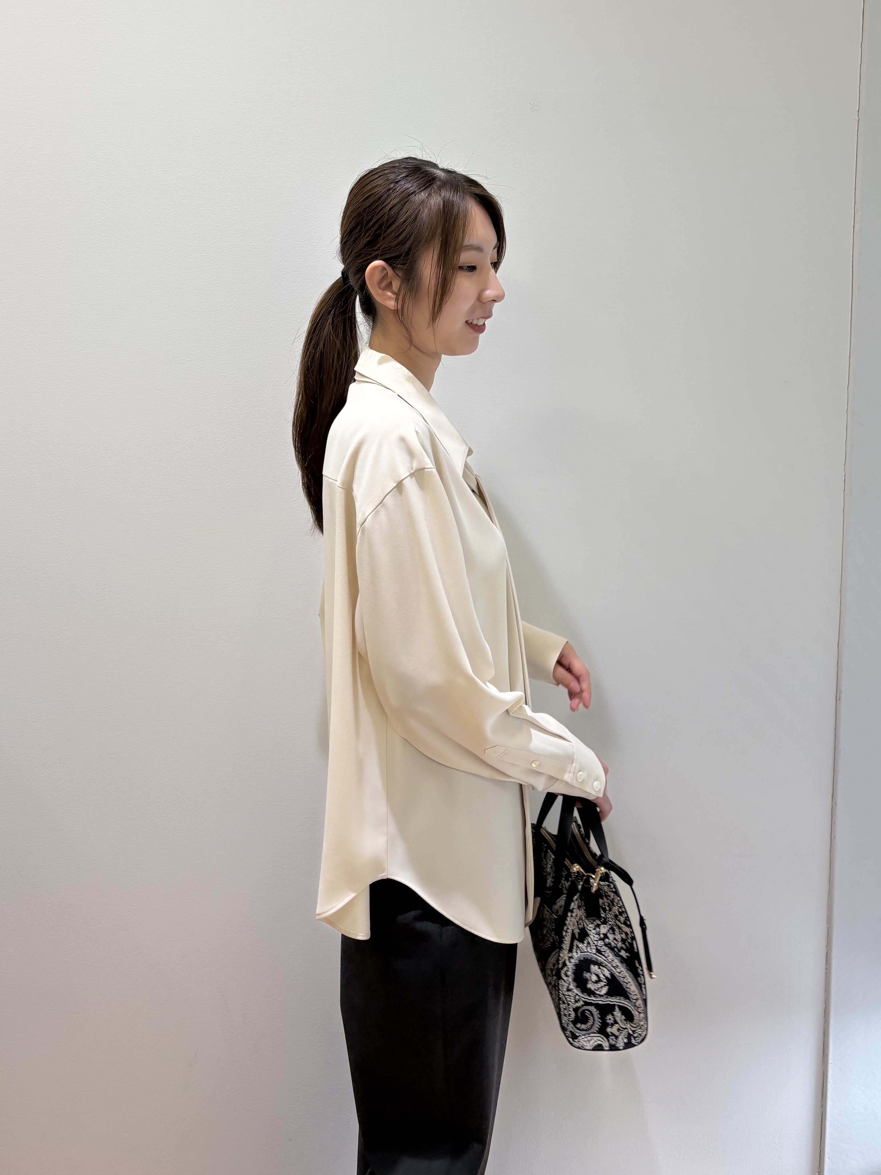 めぐさんの「OPAQUE.CLIP｜【es】ロングタイ付きとろみブラウス【洗濯機OK】」を使ったコーディネート