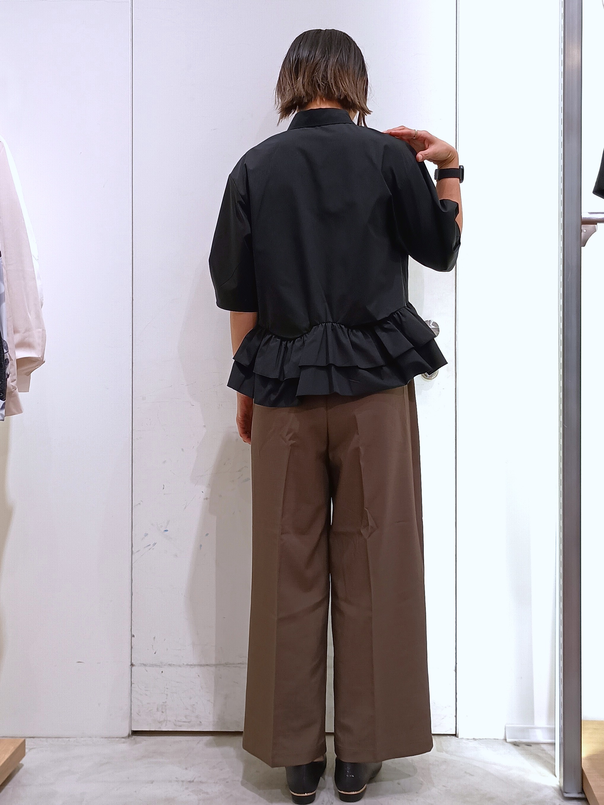 shinkoさんの「OPAQUE.CLIP｜【森絵梨佳さん着用】裾ラッフルデザインブラウス《洗濯機OK》」を使ったコーディネート
