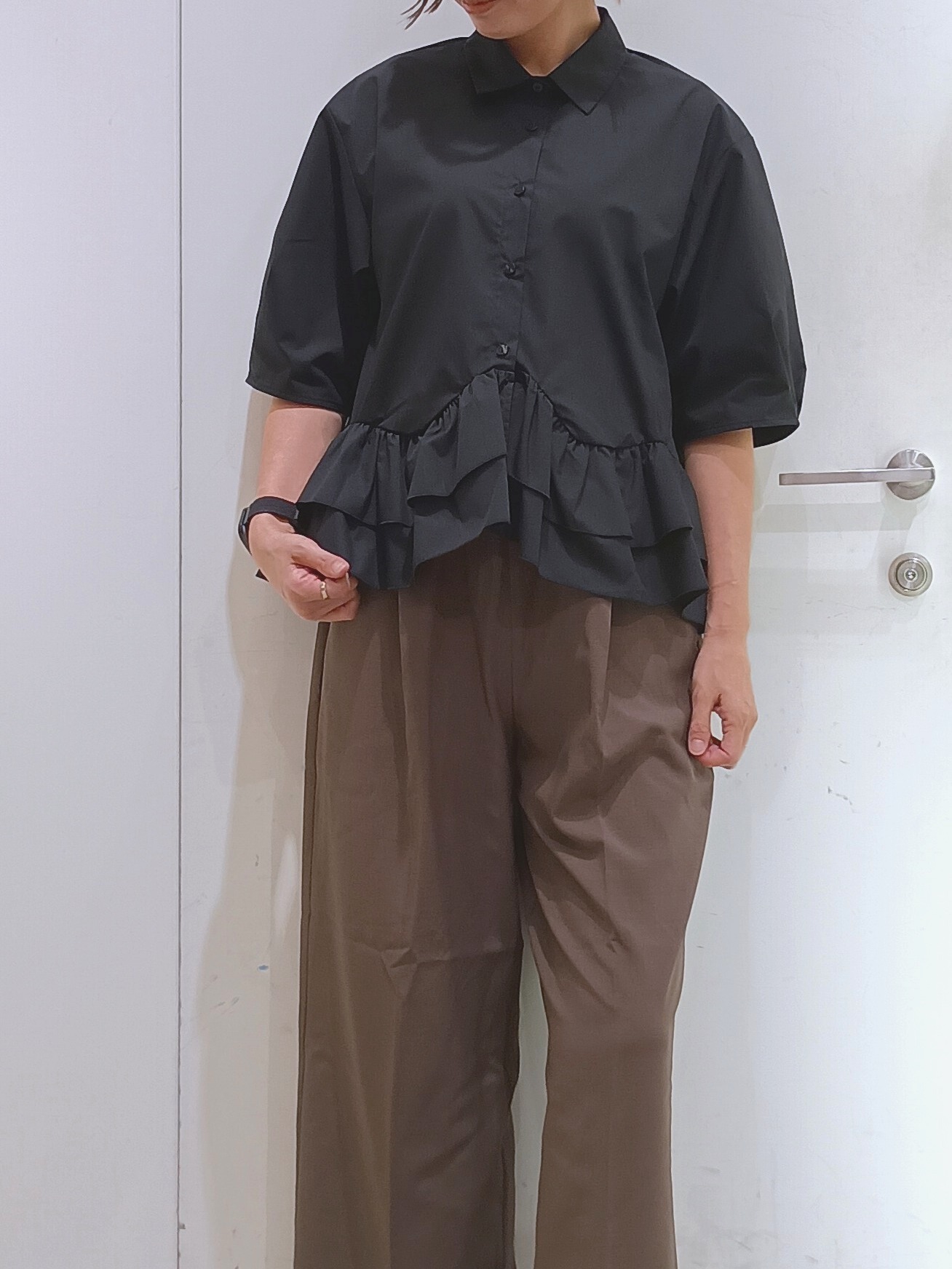shinkoさんの「OPAQUE.CLIP｜【森絵梨佳さん着用】裾ラッフルデザインブラウス《洗濯機OK》」を使ったコーディネート