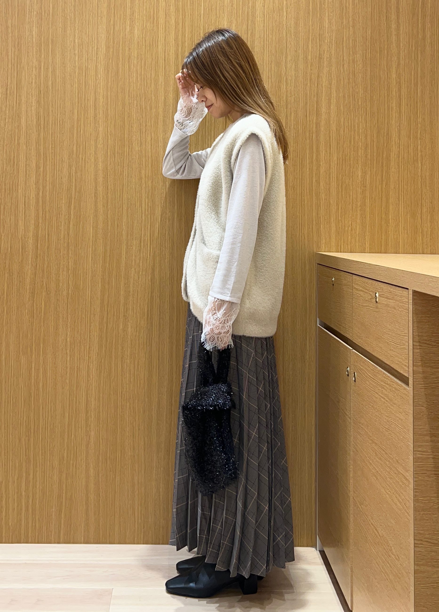 meeさんの「OPAQUE.CLIP｜フェザーヤーンニットベスト【洗濯機OK】」を使ったコーディネート