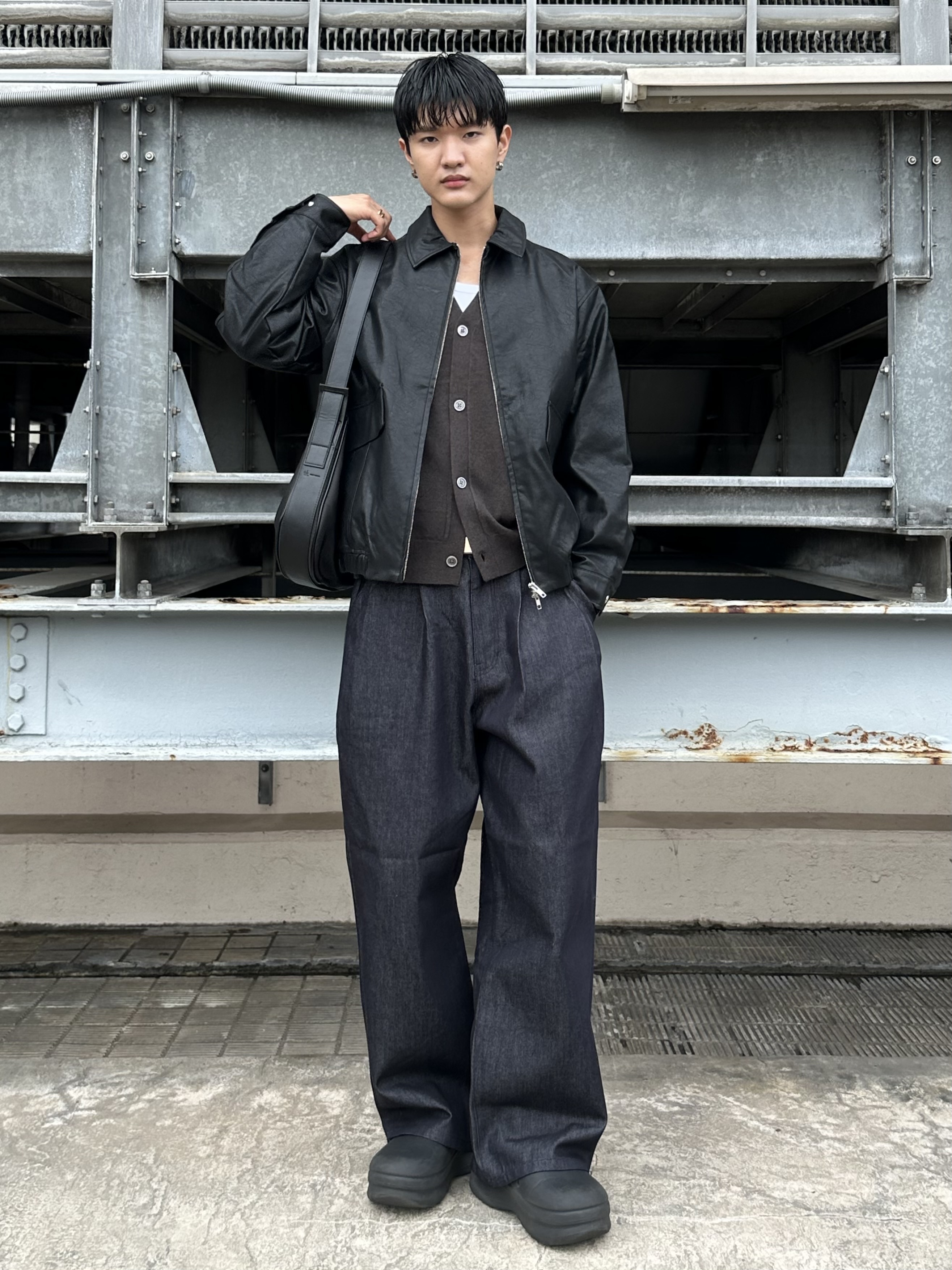 KOHEIさんの「tk.TAKEO KIKUCHI｜【色褪せしにくいデニム】Comfy Fadeless Denim Seriesワイドストレートデニム」を使ったコーディネート